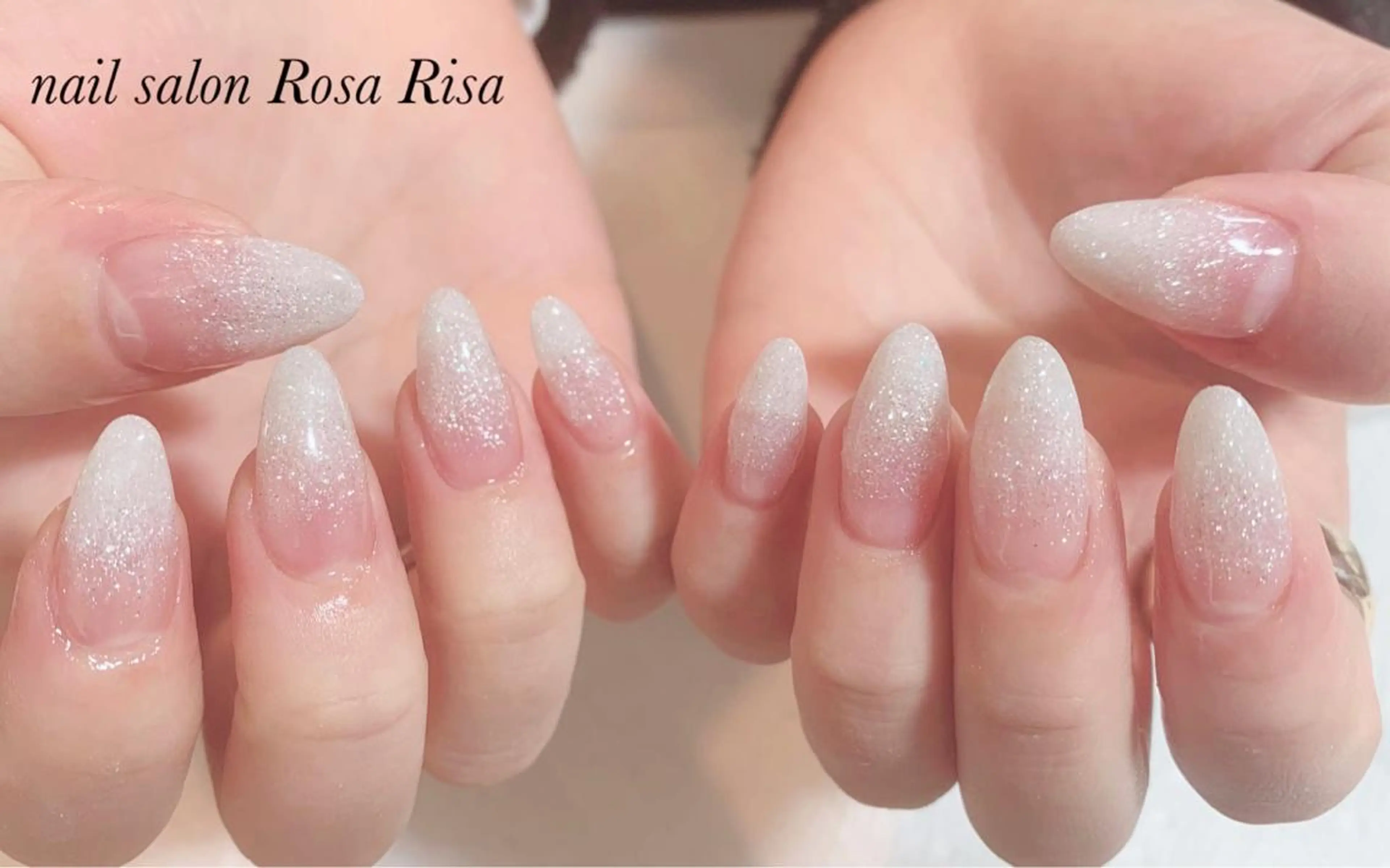セミロング ネイル ラメ(グリッター) スカルプネイル ホワイト ハンドネイル ネイルスタジオ シェイクユアハンズのネイルデザイン