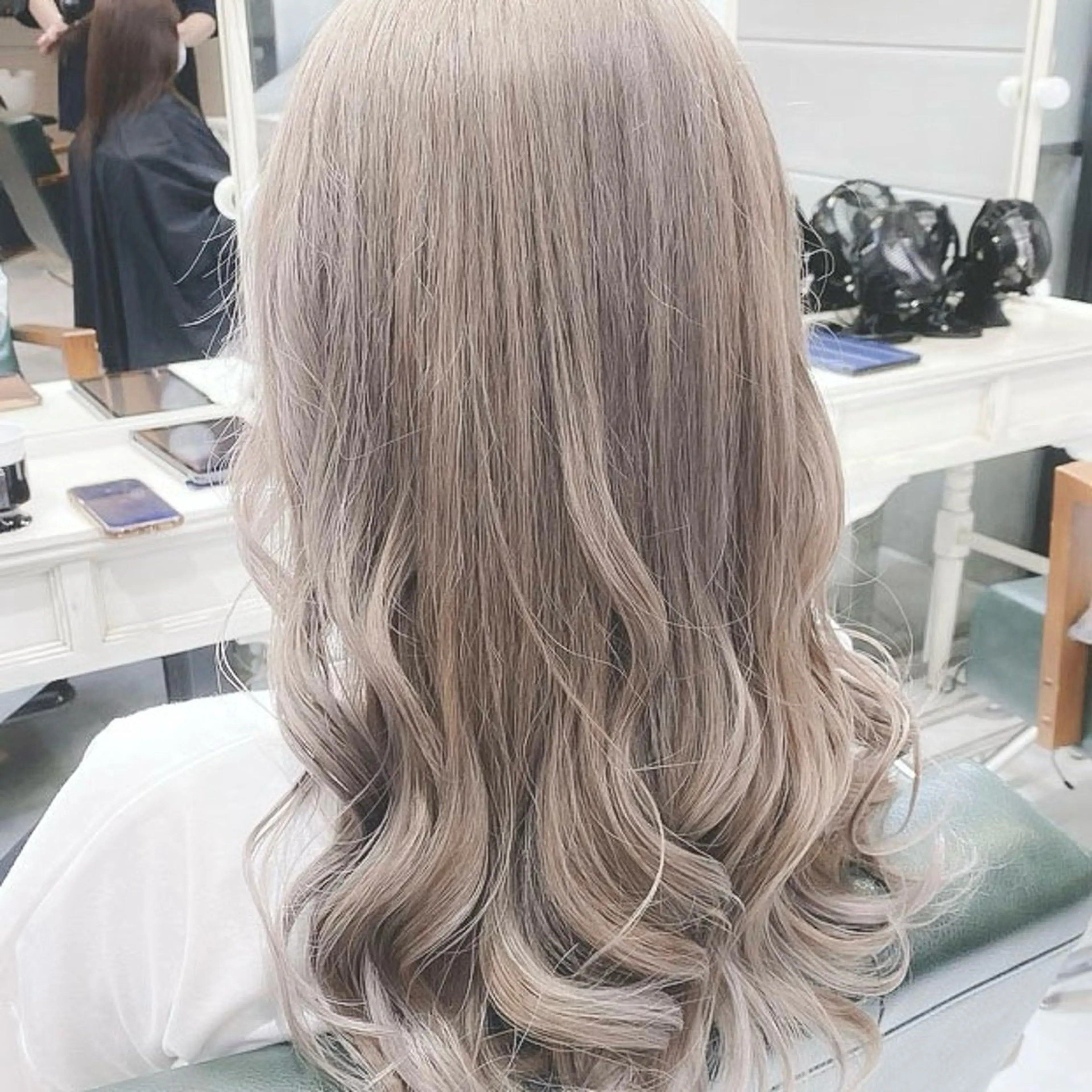 セミロング カラー ベージュカラー ブリーチ デザインカラー ハイトーンカラー ミルクティーベージュ ヘアカラー トリートメント ヘアセット DAYS Men’sのヘアスタイル