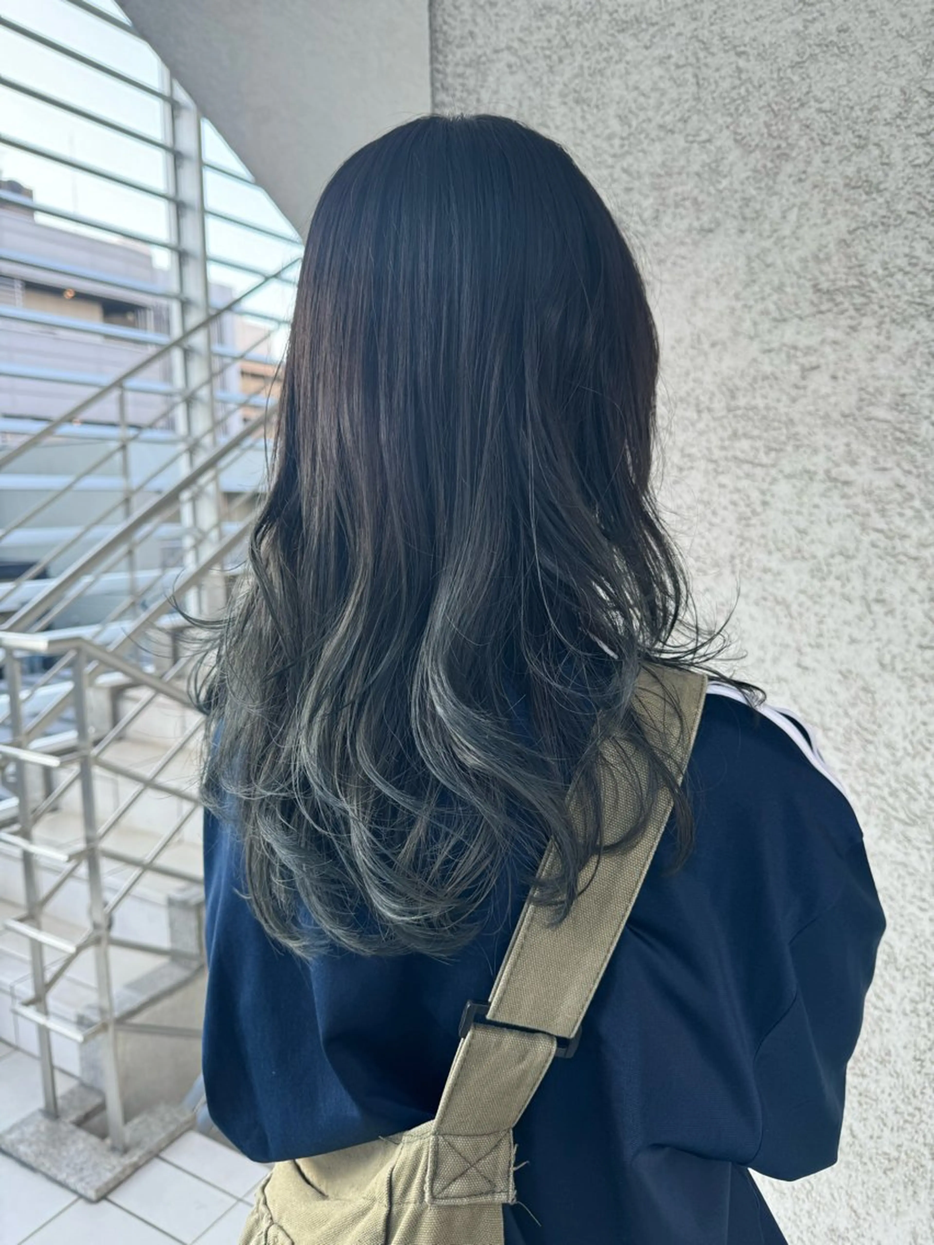 セミロング カラー グラデーションカラー カット ヘアカラー 椎葉 祐也のヘアスタイル