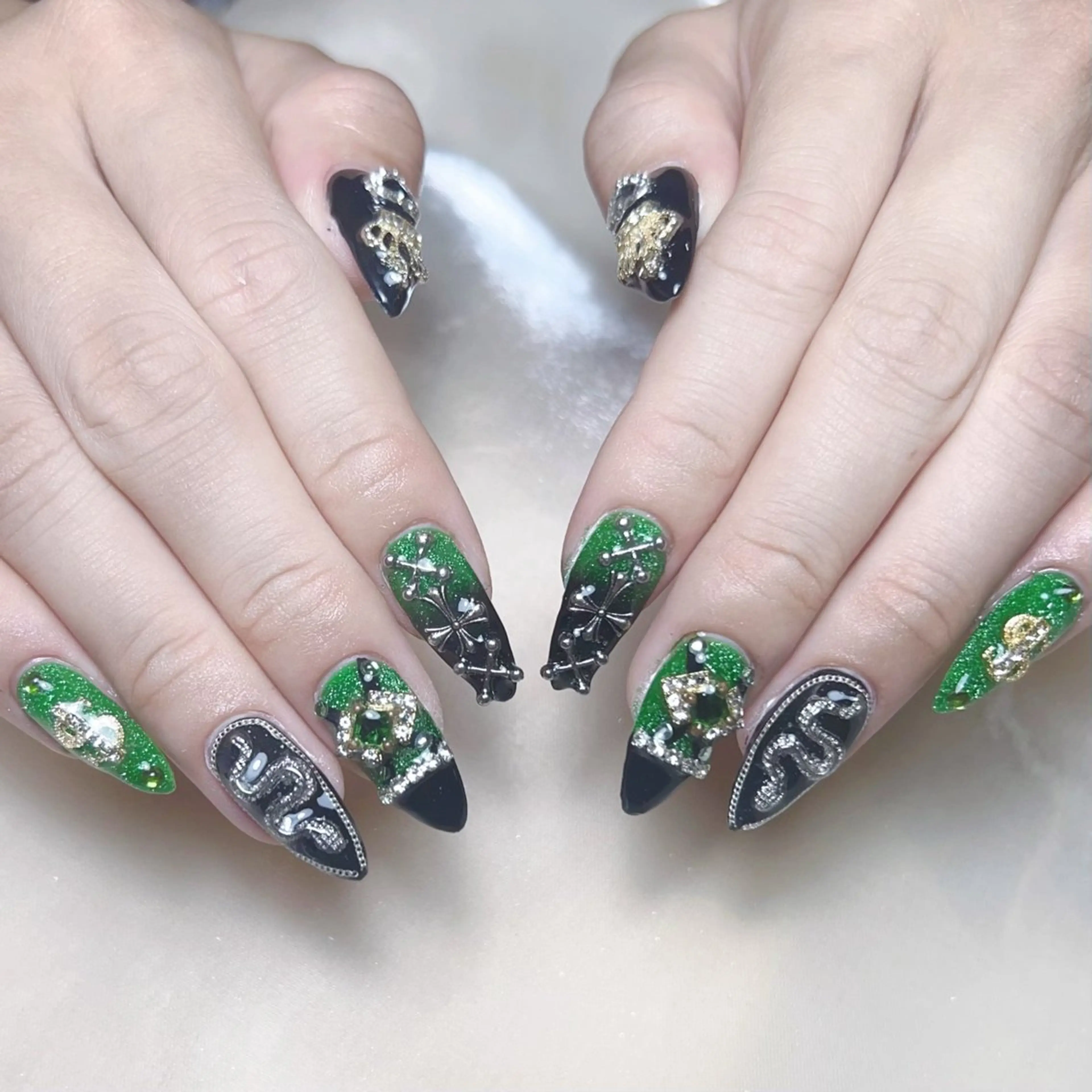 メンズ ネイル メンズ韓国風 アートネイル オーロラネイル ガーリー キラキラネイル ハンドネイル Nail salon 木にいるのネイルデザイン