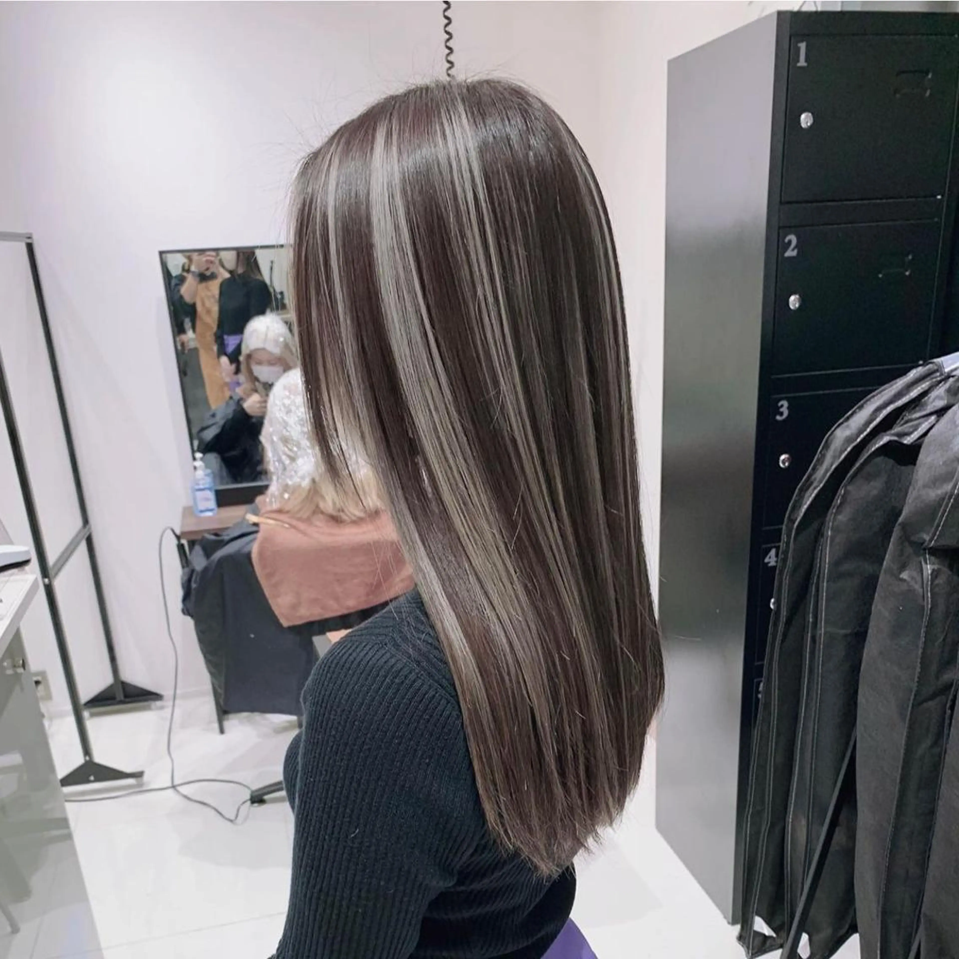 ロング カラー ブリーチ ケアブリーチ ハイライトカラー インナーカラー ハイライト ヘアカラー オフホワイトアンドなんば所属・福西 洋斗のヘアスタイル