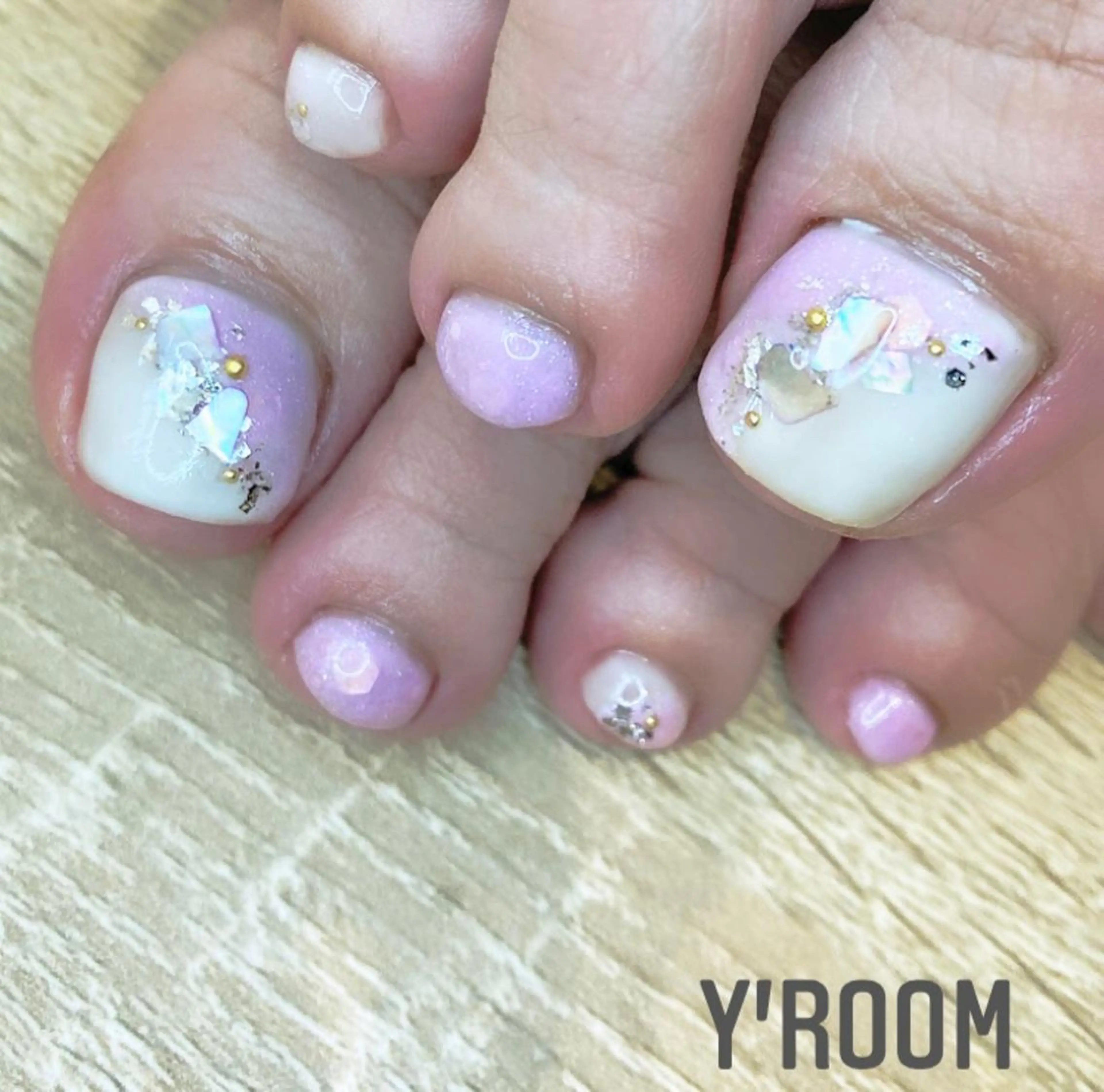 ネイル オーロラネイル フラッシュネイル フットネイル ジェルネイル 氷ネイル・うるうるネイル YUKA （ネイリスト）のネイルデザイン