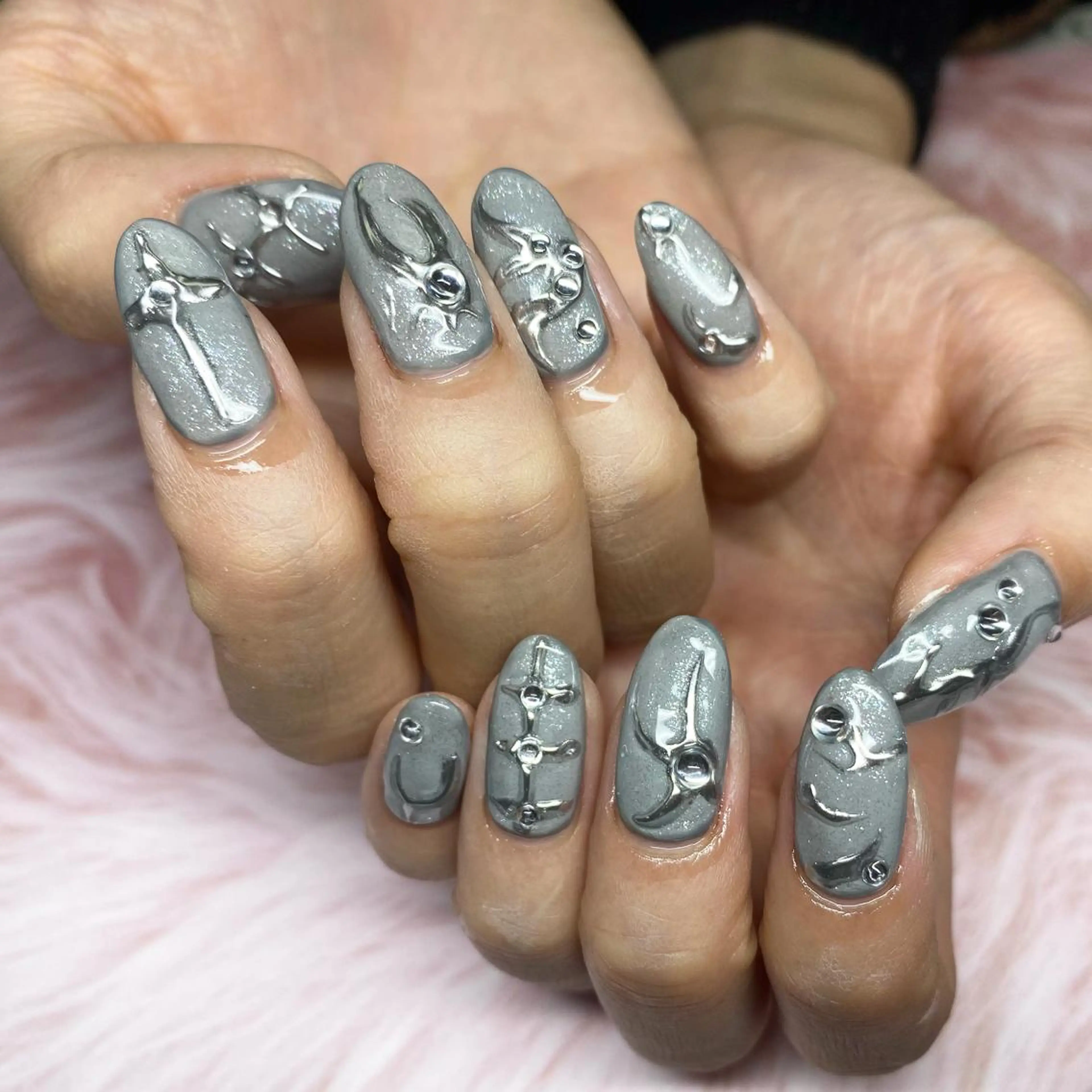 ネイル キラキラネイル ミラーネイル ぷっくりネイル シルバー NailSalon  Ristar所属・Aino 🤍のネイルデザイン