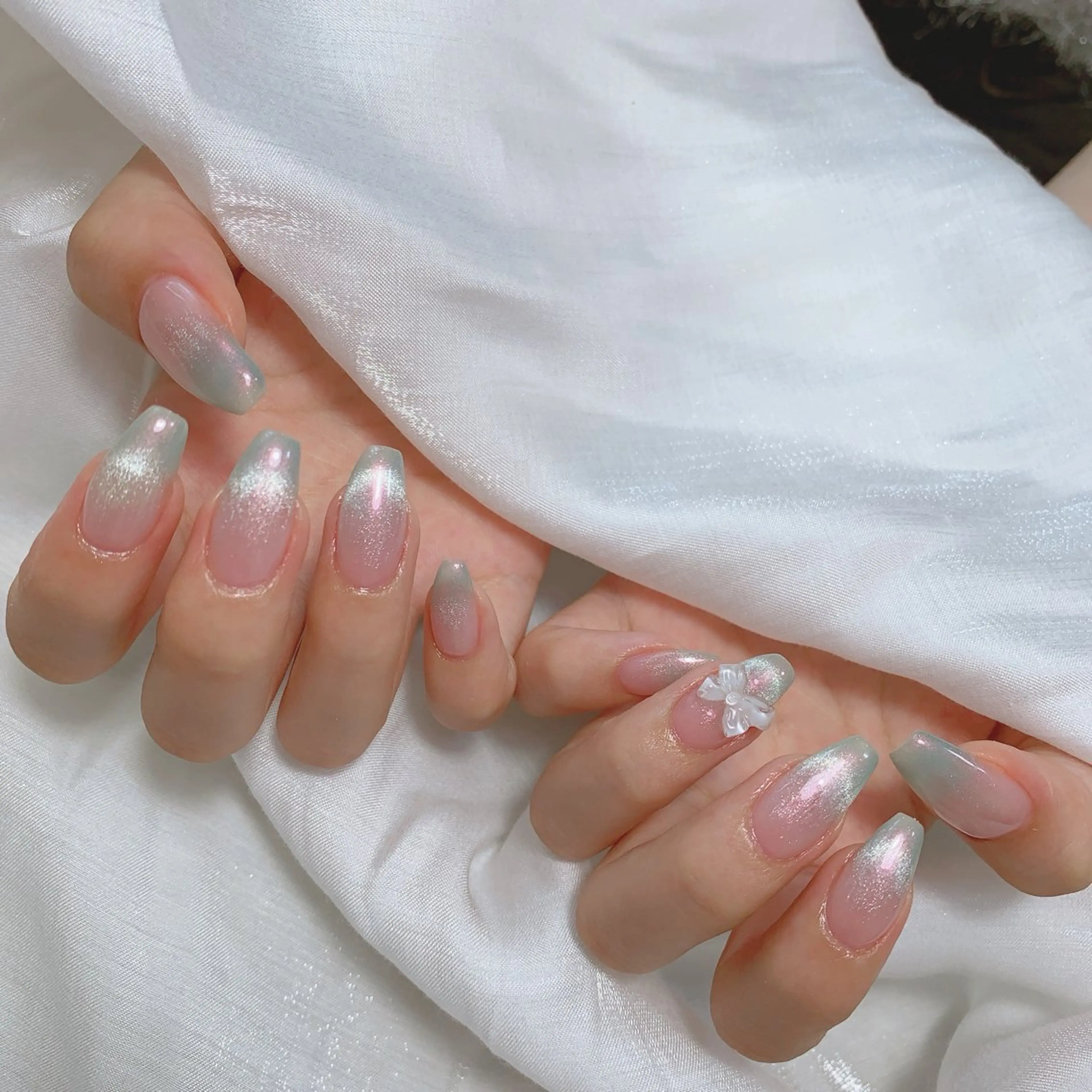 ネイル ブルー チークネイル フレンチネイル ハート ホログラムネイル ハンドネイル インフィニティ ネイルサロンのネイルデザイン