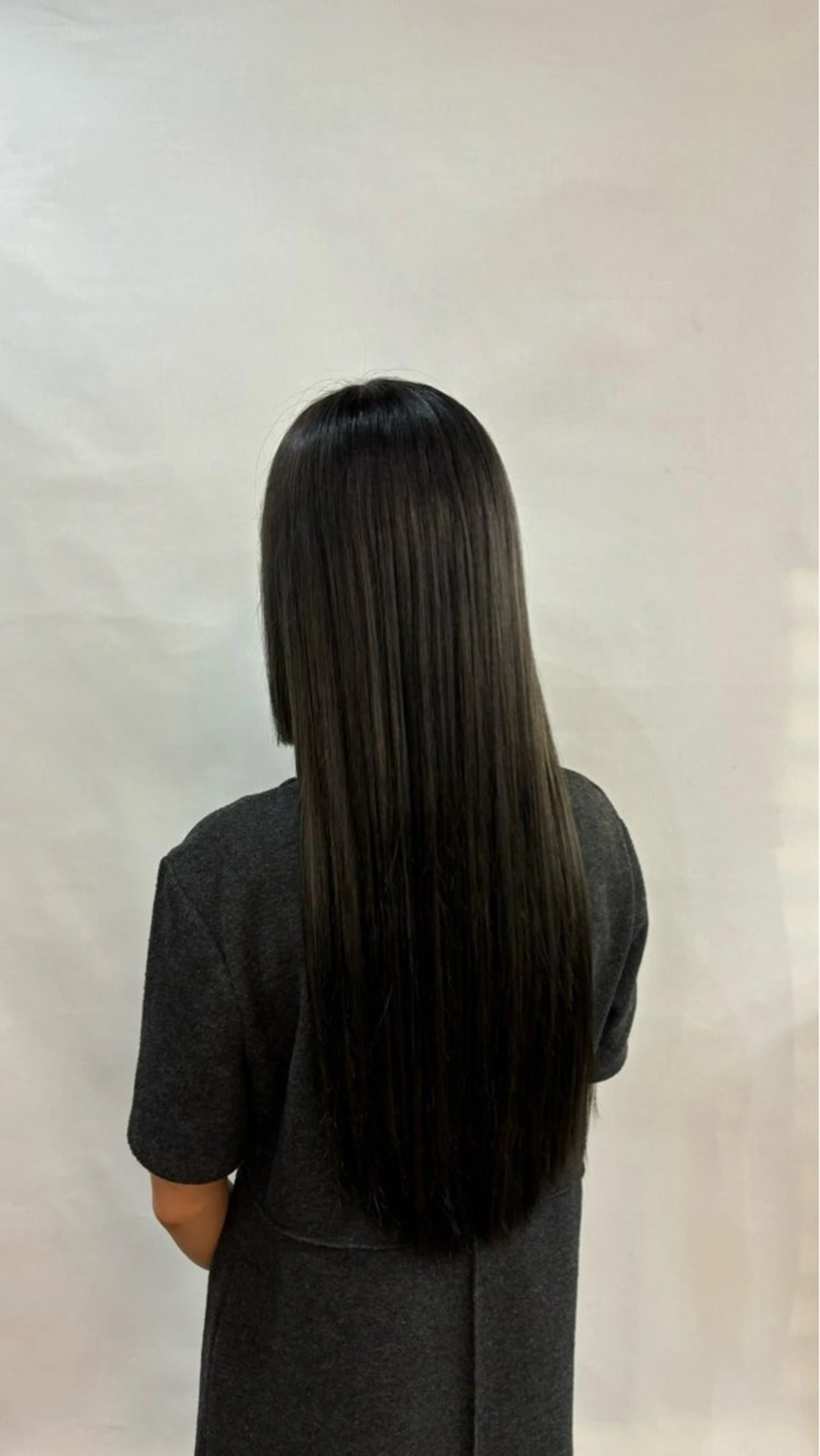 ロング カラー 透明感カラー ダークグレー ダークグレージュ グレージュ アリヤマ メイカのヘアスタイル