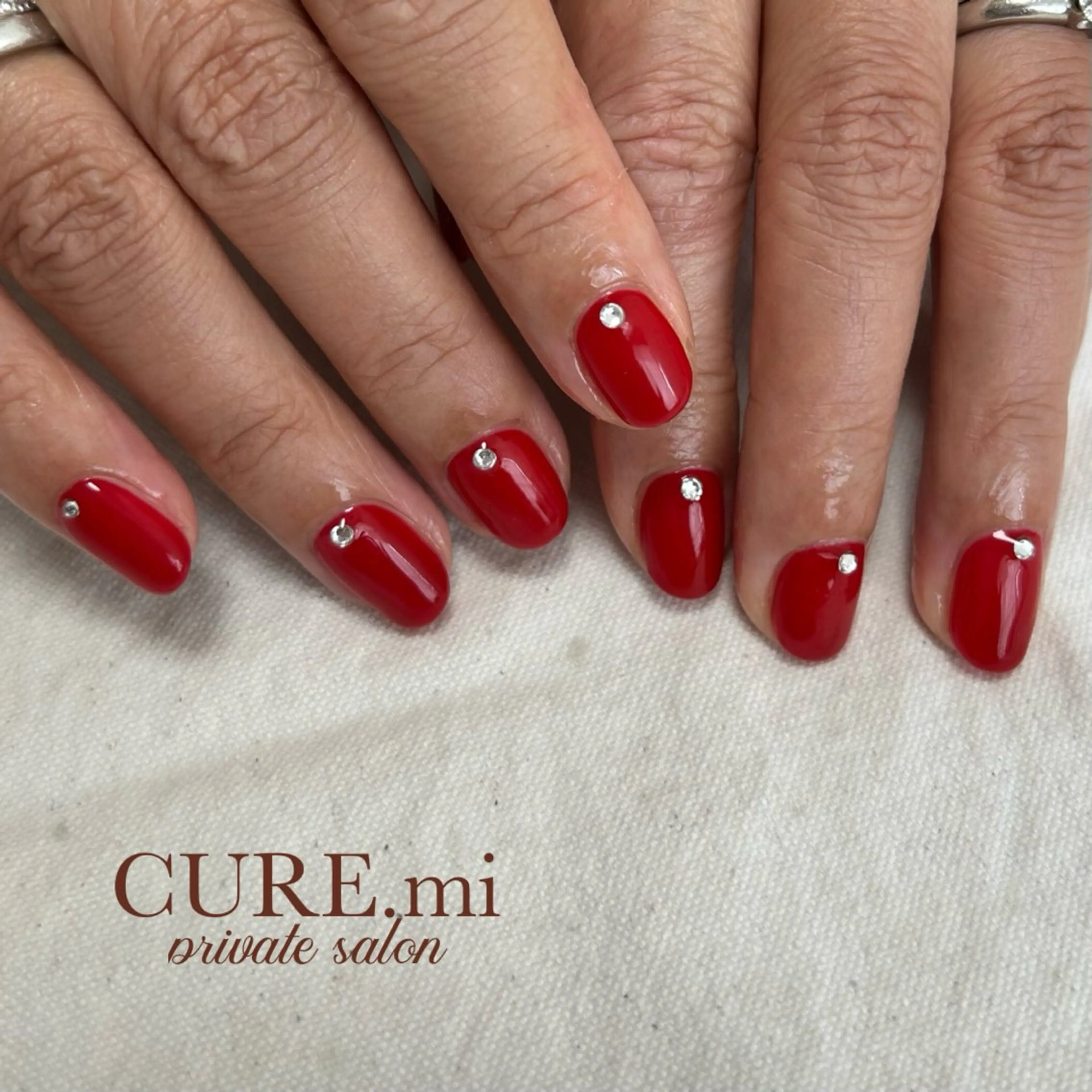 ネイル キラキラネイル ワンカラーネイル 赤色 シンプルネイル ハンドネイル ハンドケア 伊藤 美香のその他イメージ