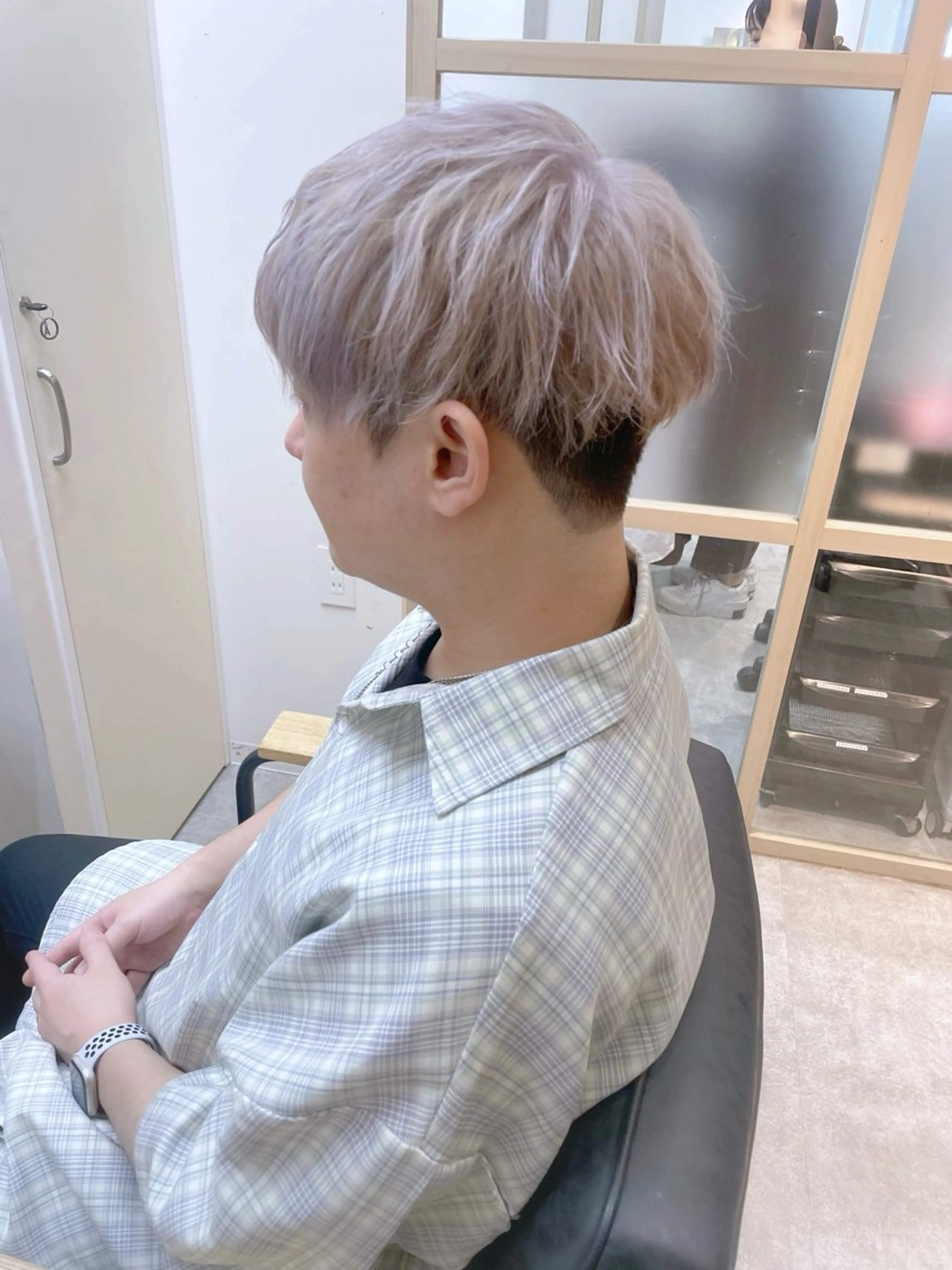 ミディアム カラー メンズ メンズブリーチ メンズハイトーン マッシュ 刈り上げ ブリーチ カット ヘアカラー トリートメント EMANON新宿南口所属・🦄ケアブリーチ・ ウルフ・レイヤー🦄のヘアスタイル