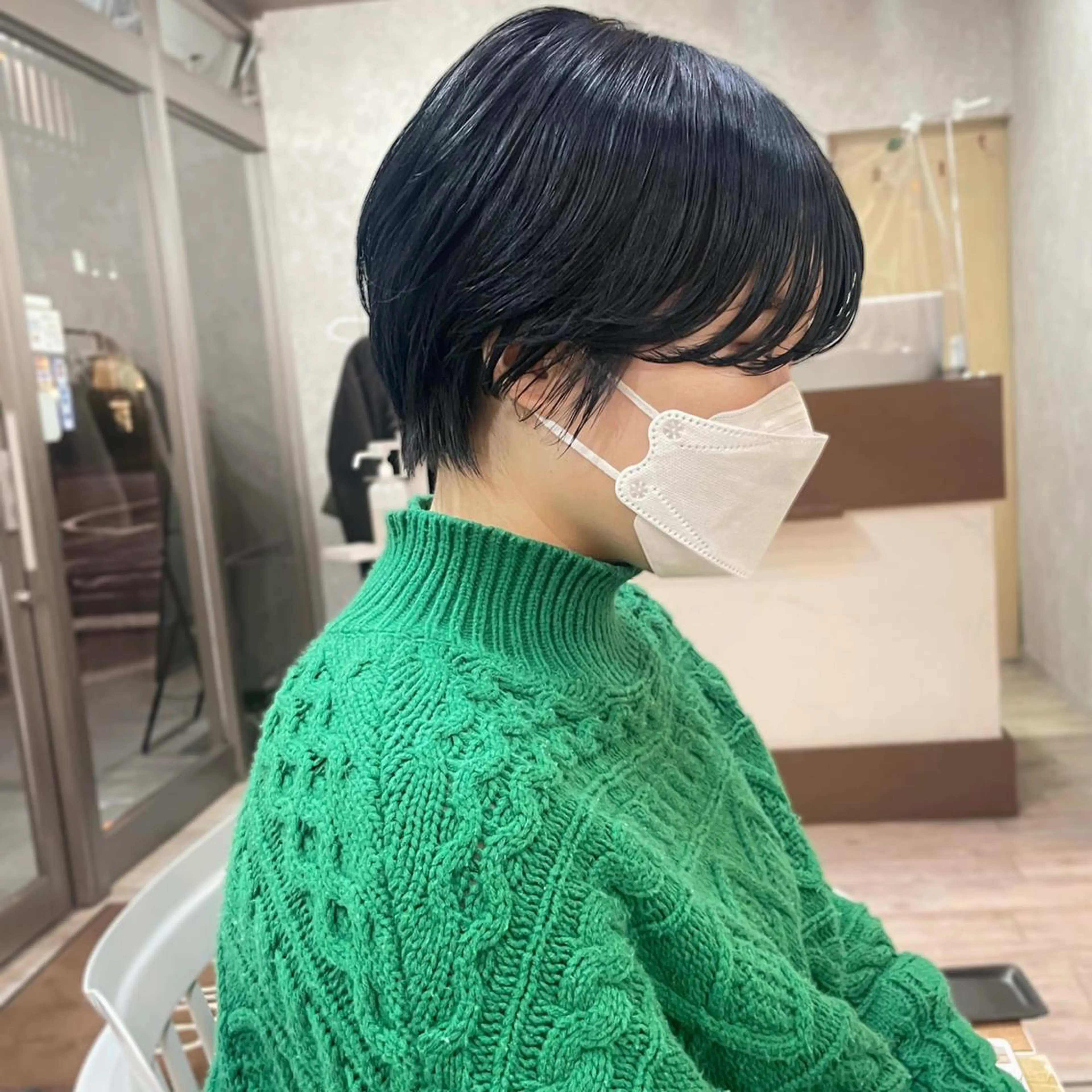 ショート カラー 黒髪 ブルーカラー ブルーブラック 顔周りカット ショートヘア ヘアカラー トリートメント 高橋 みく/ minim 暖色のヘアスタイル