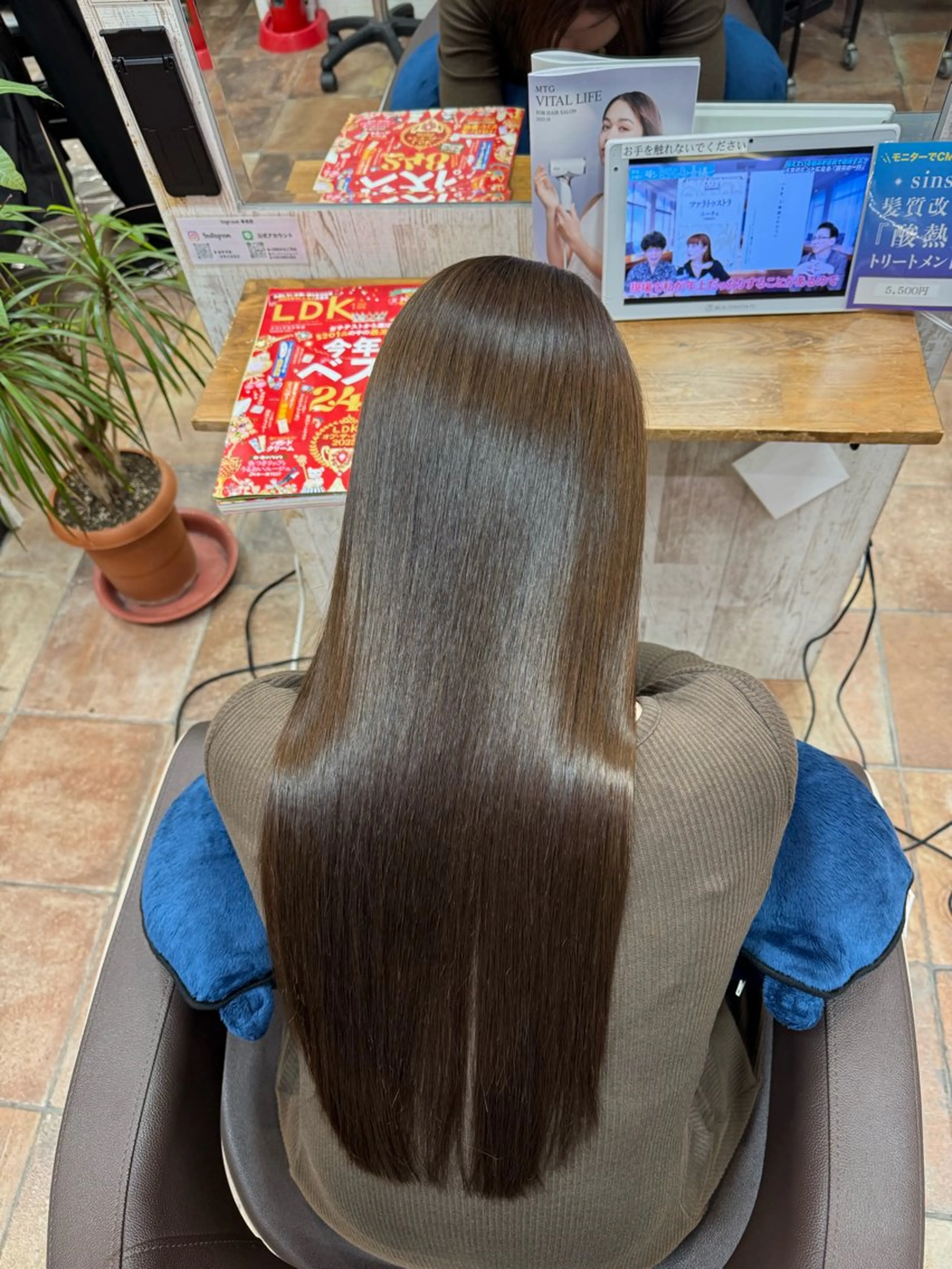 ロング 白髪ぼかし☘️クセ 活かし🎈小倉🥇のヘアスタイル