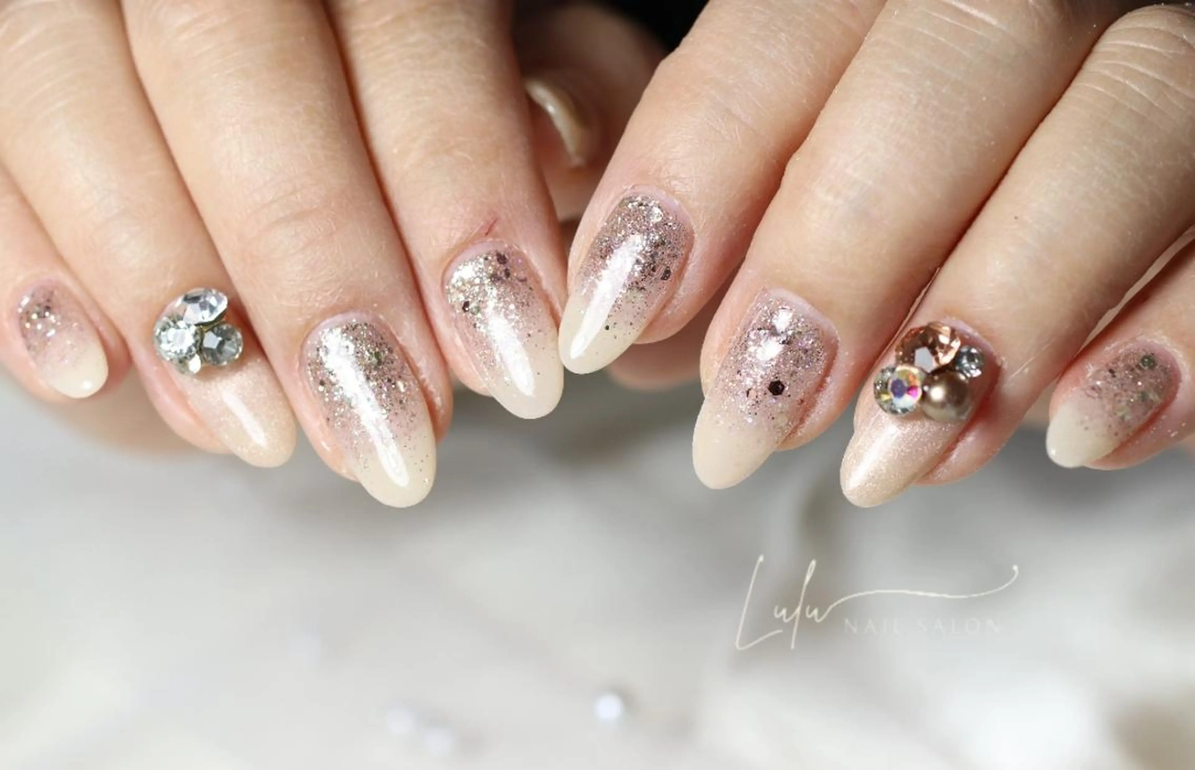 ネイル ラメ(グリッター) ラメグラデーション ストーンネイル Lulu nail salon 南堀江店所属・西村 あやかのネイルデザイン