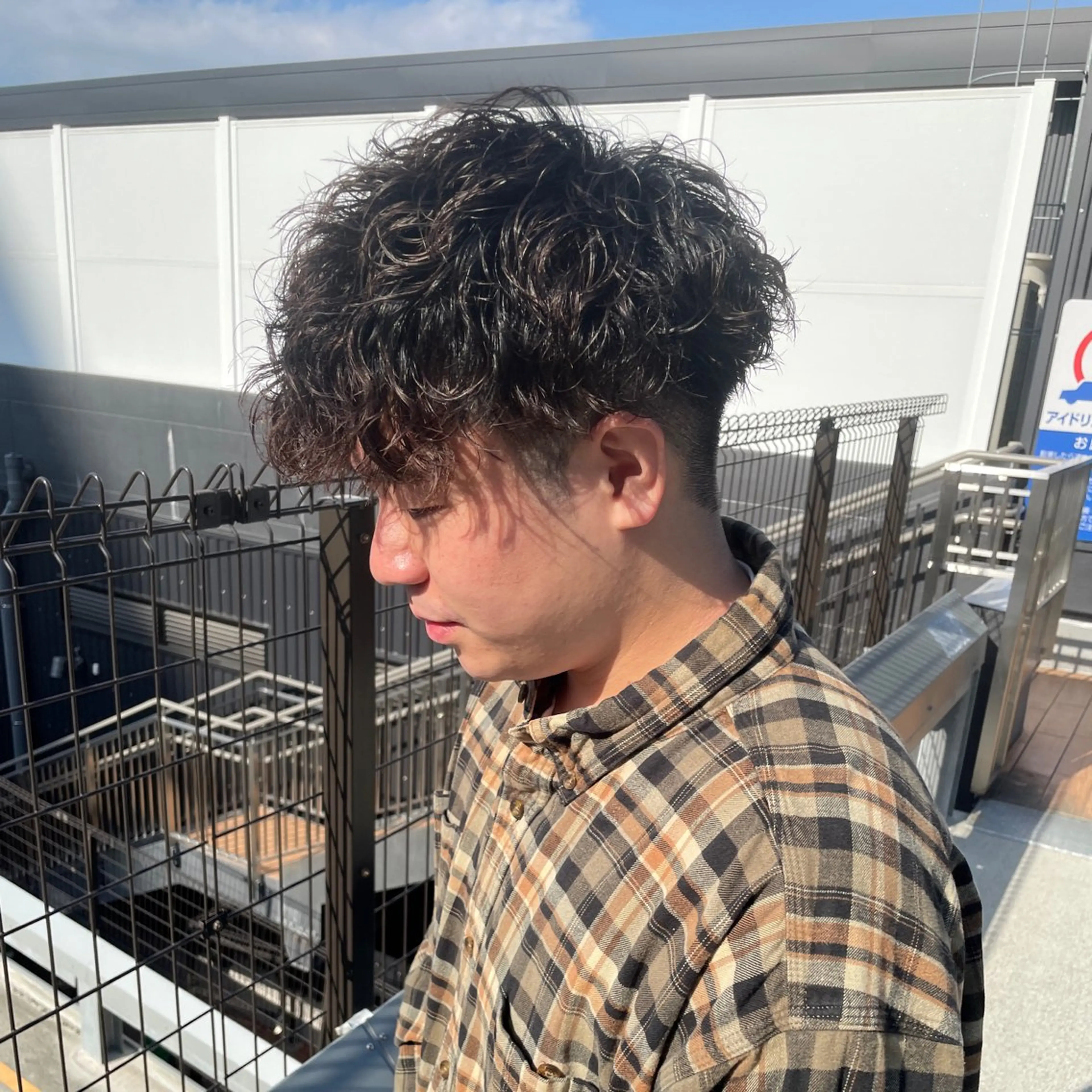 ショート パーマ メンズ メンズパーマ メンズツイストパーマ ツイストスパイラルパーマ 波巻きパーマ ニュアンスパーマ パーマ メンズヘア特化 崎田 成人のヘアスタイル