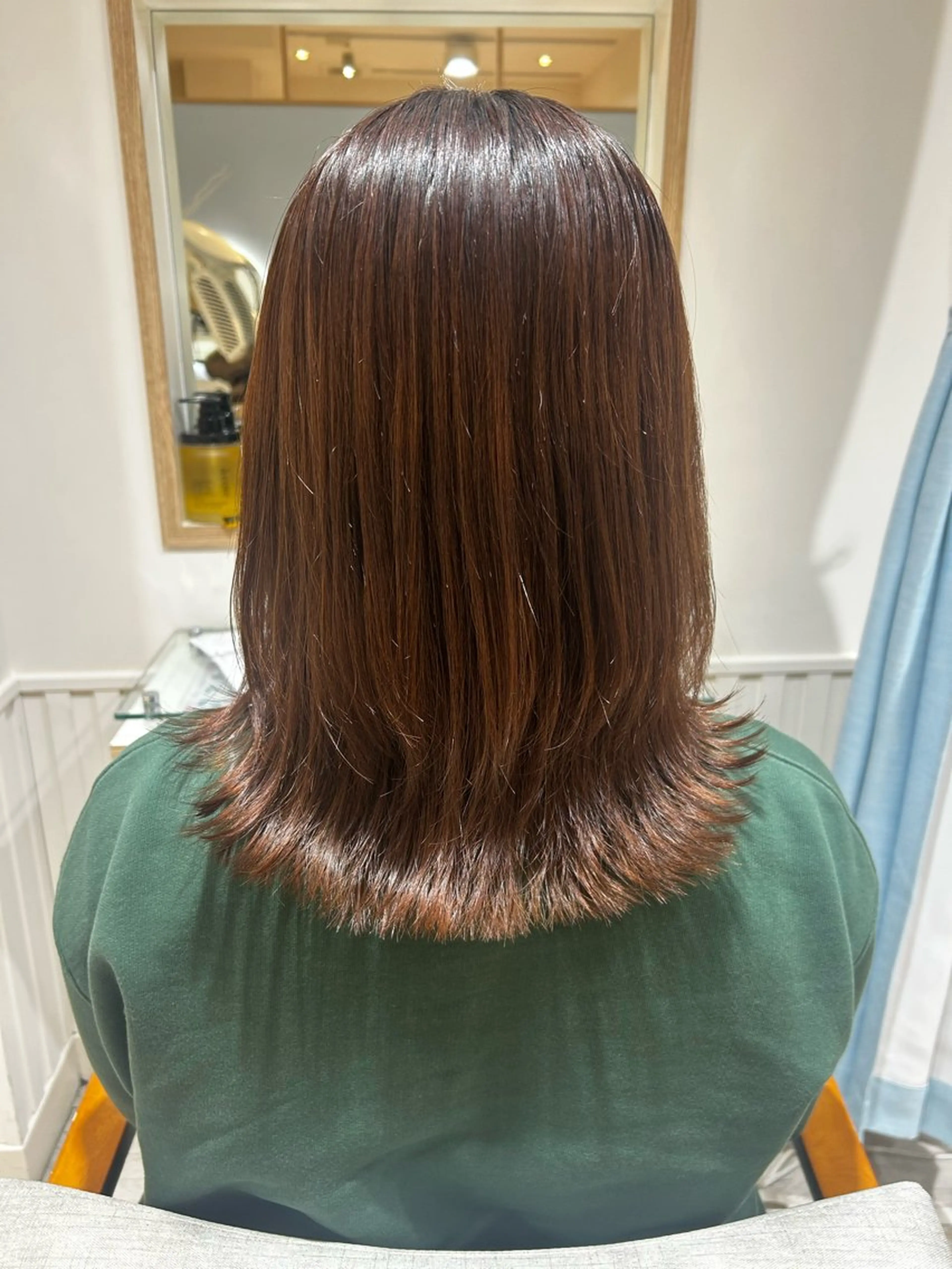 ミディアム くびれヘア くびれレイヤー レイヤーカット 外ハネヘア 大川 夏実のヘアスタイル