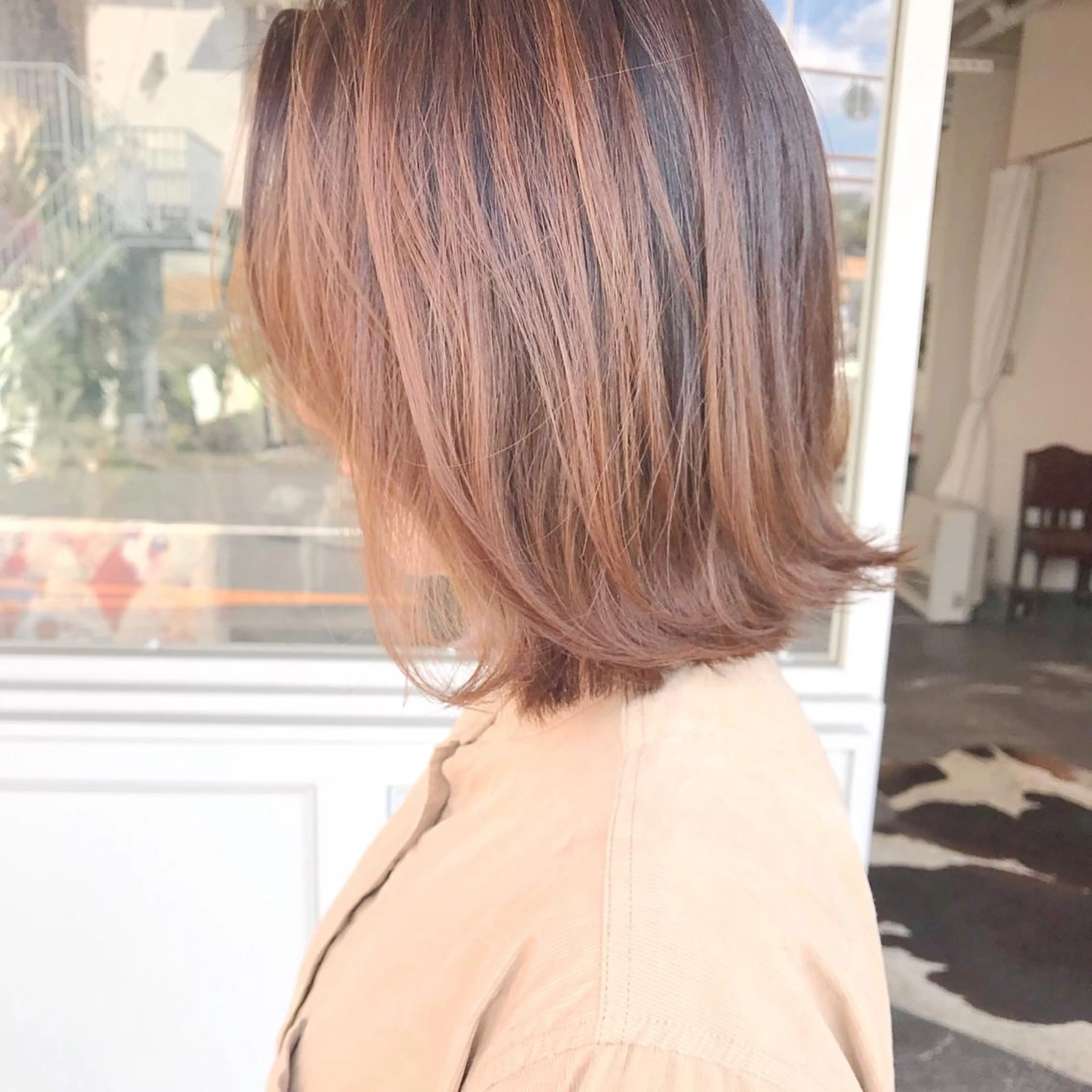 ミディアム カラー ヘアアレンジ お団子ヘア 切りっぱなしボブ バレイヤージュ ブリーチ デザインカラー Mariana/ 鶴原-ハイライトのヘアスタイル