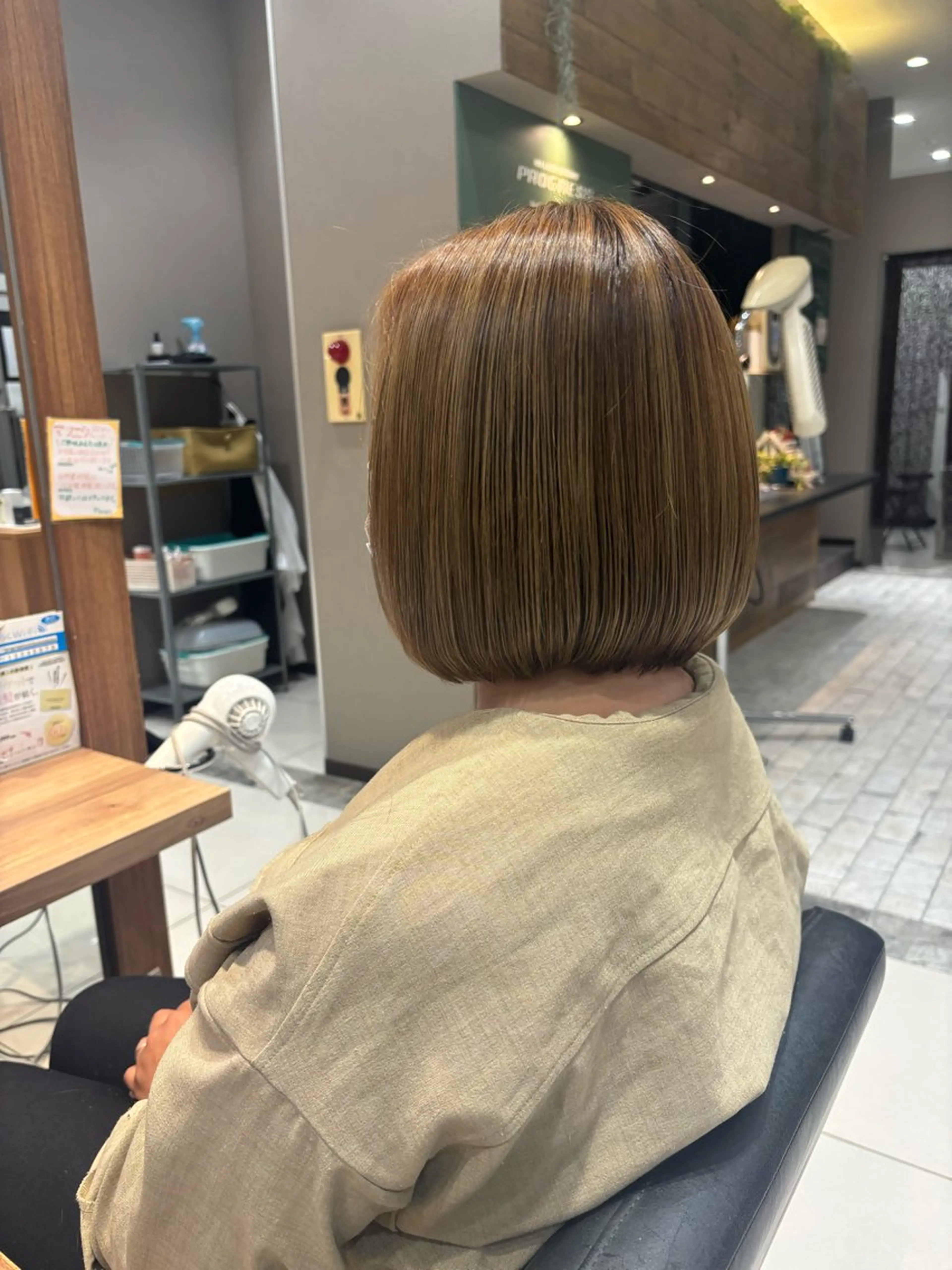 ミディアム カット 小嶺 歩夏のヘアスタイル