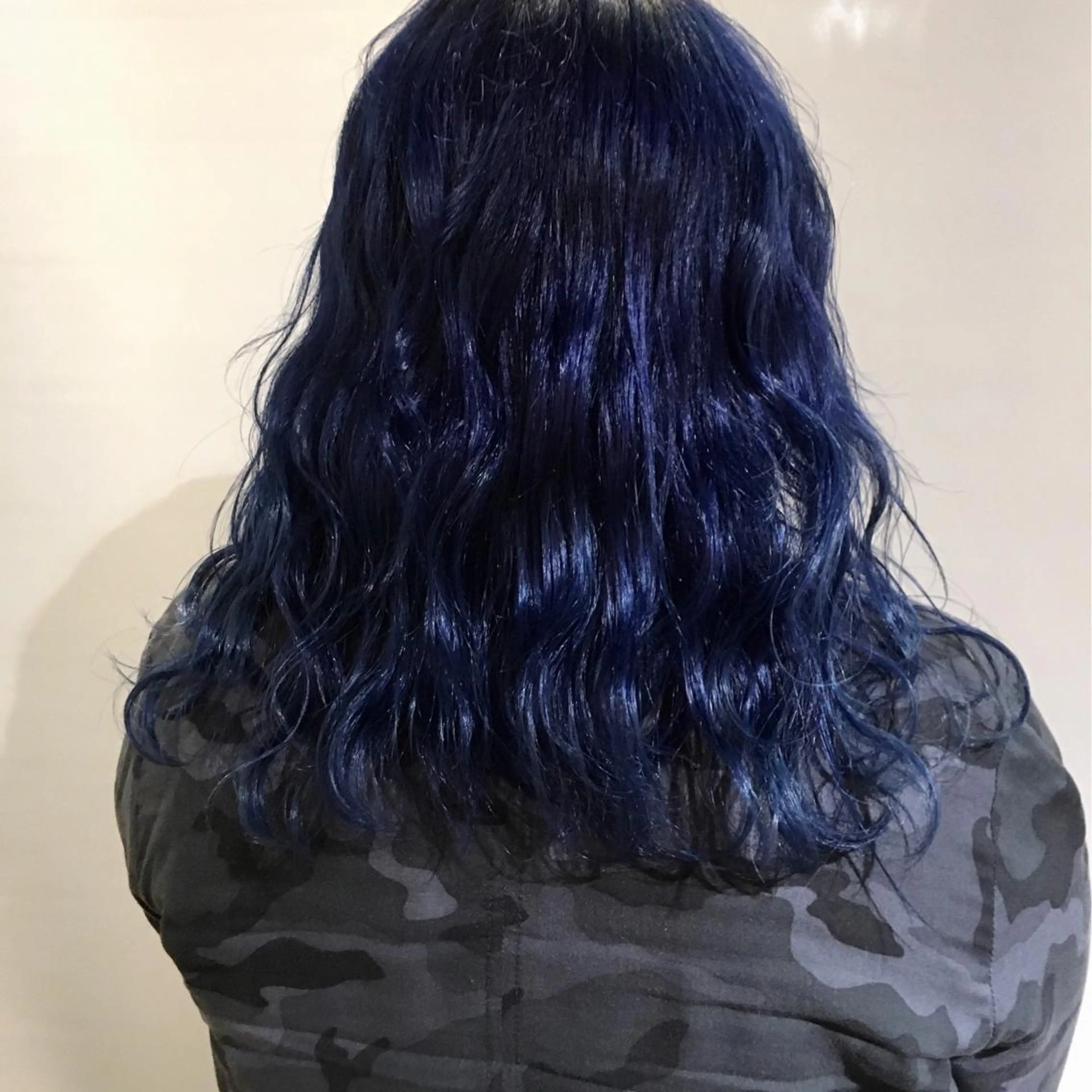 セミロング カラー ヘアアレンジ ブリーチ ネイビーカラー As hair所属・柔らか垢抜けｶﾗｰと ｶｯﾄ🫧ASUKAのヘアスタイル