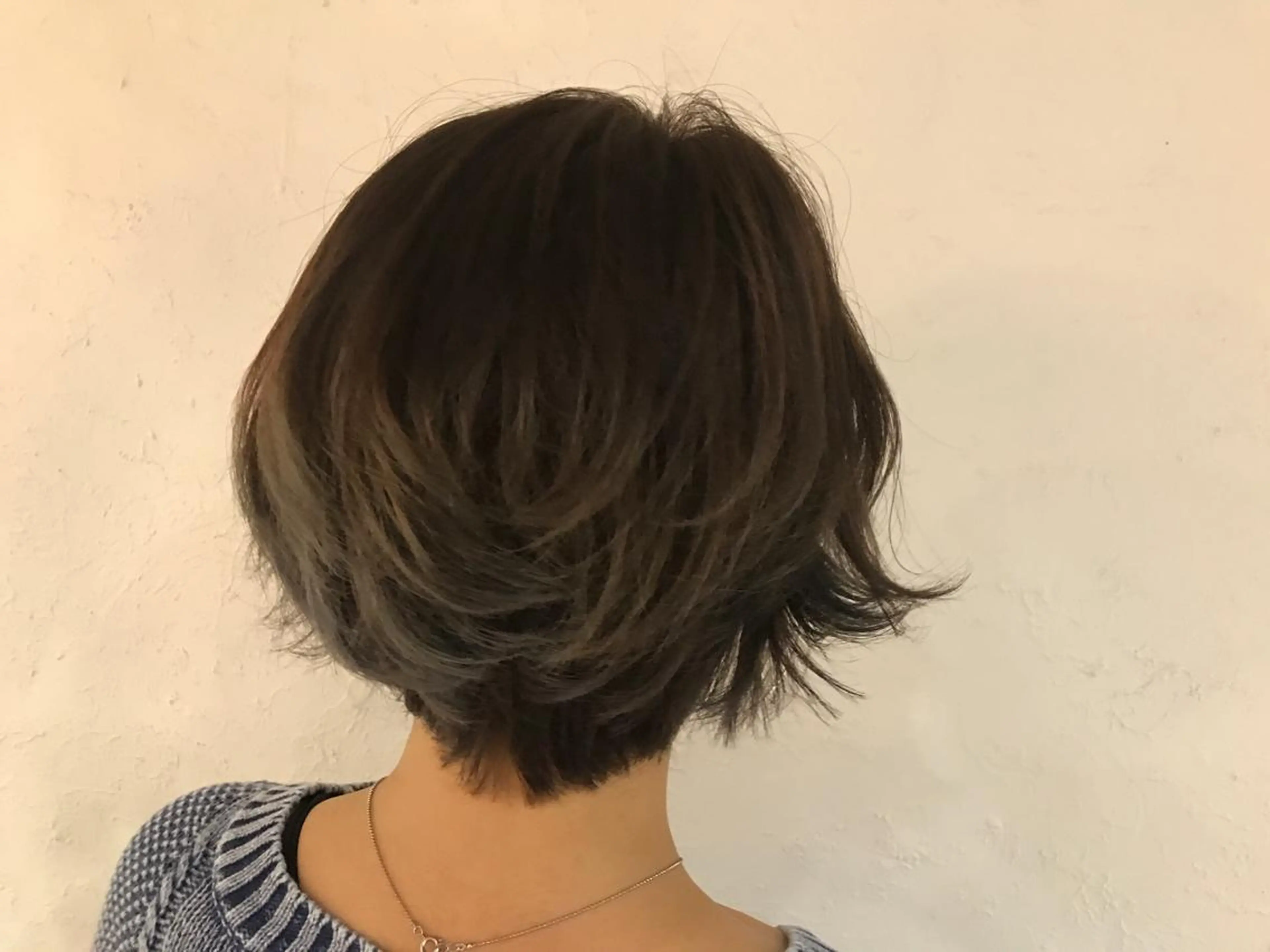 ショート カラー ダークグレー ダークグレージュ グラデーションカラー グレージュ 伊藤 優希のヘアスタイル