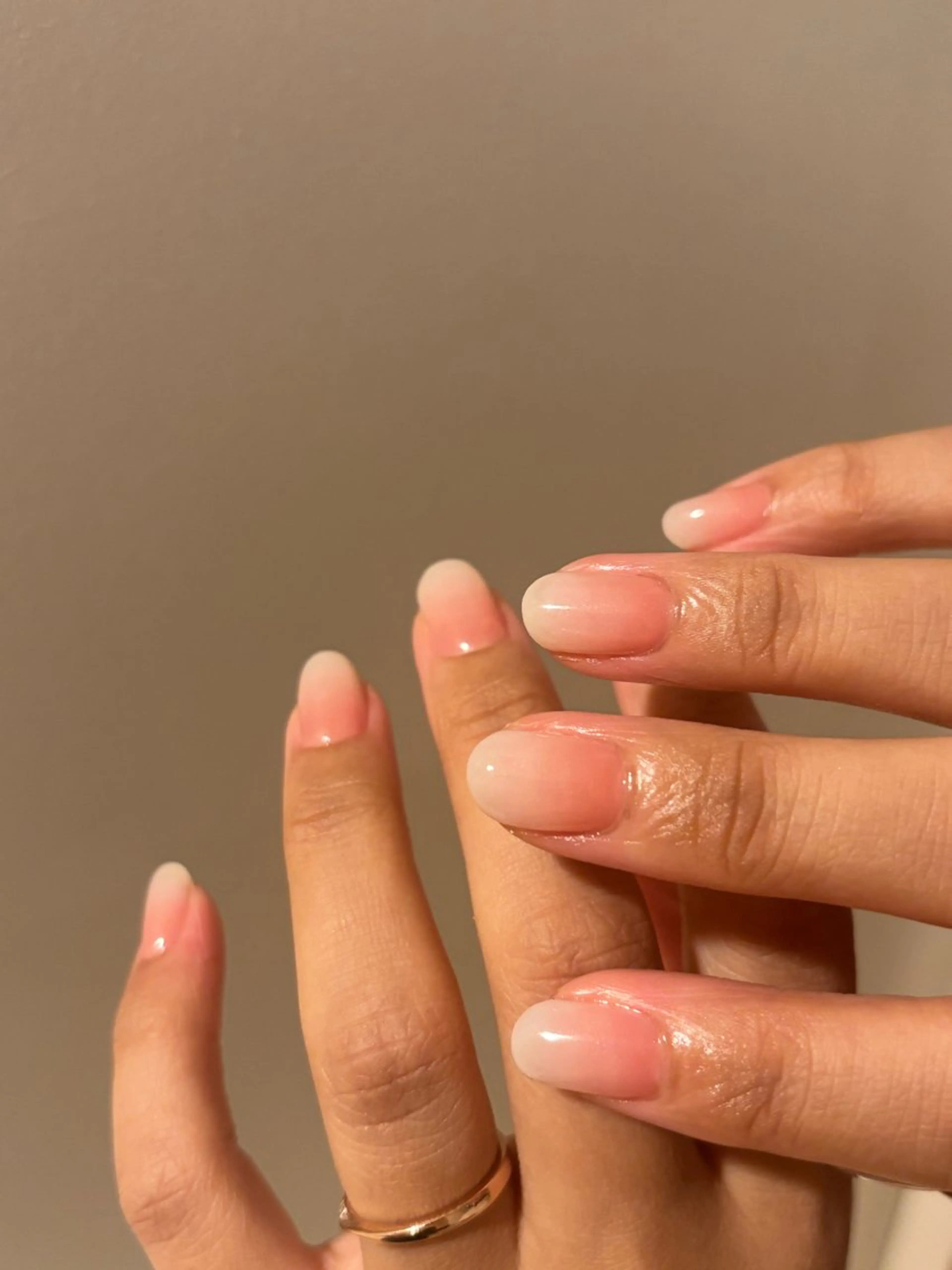 ネイル グラデーション ピンク ホワイト ハンドネイル Elio所属・Elio 国泰寺のネイルデザイン