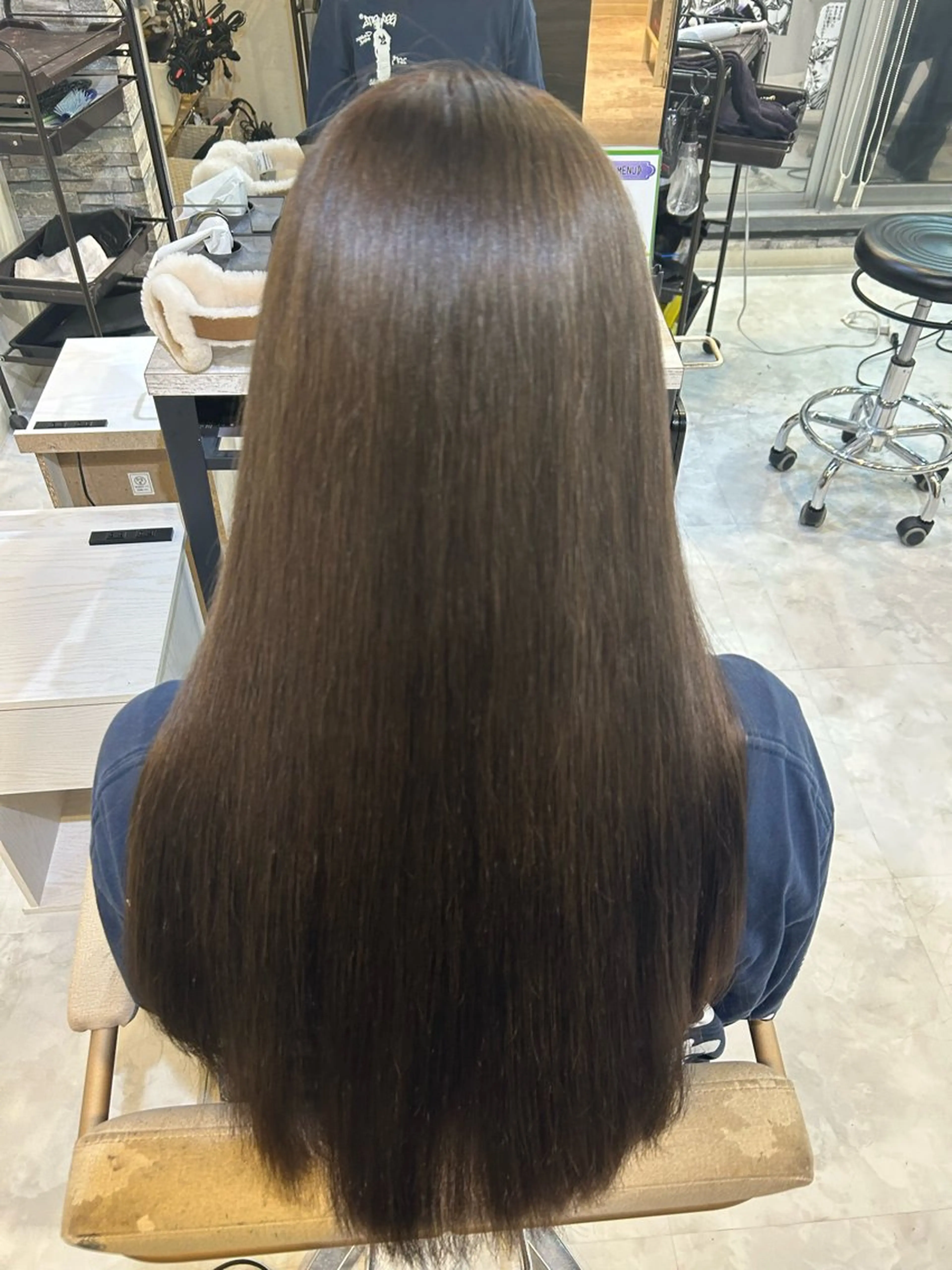 ロング カラー 透明感カラー グレージュ 荻野 ひなのヘアスタイル