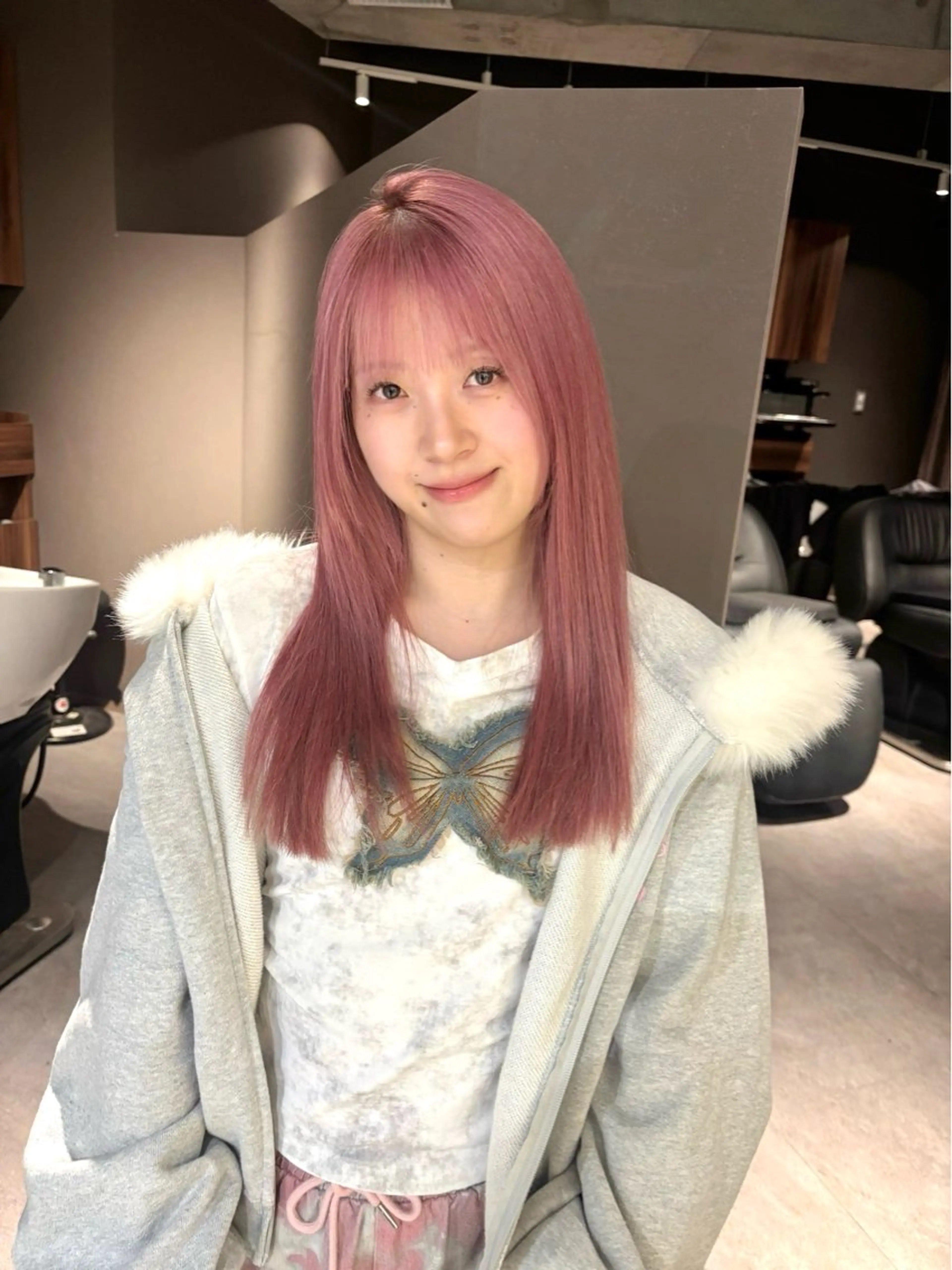 セミロング カラー ハイトーンカラー ピンクカラー ヘアカラー 透明感カラー・レイヤ ー🎀amika🎀のヘアスタイル
