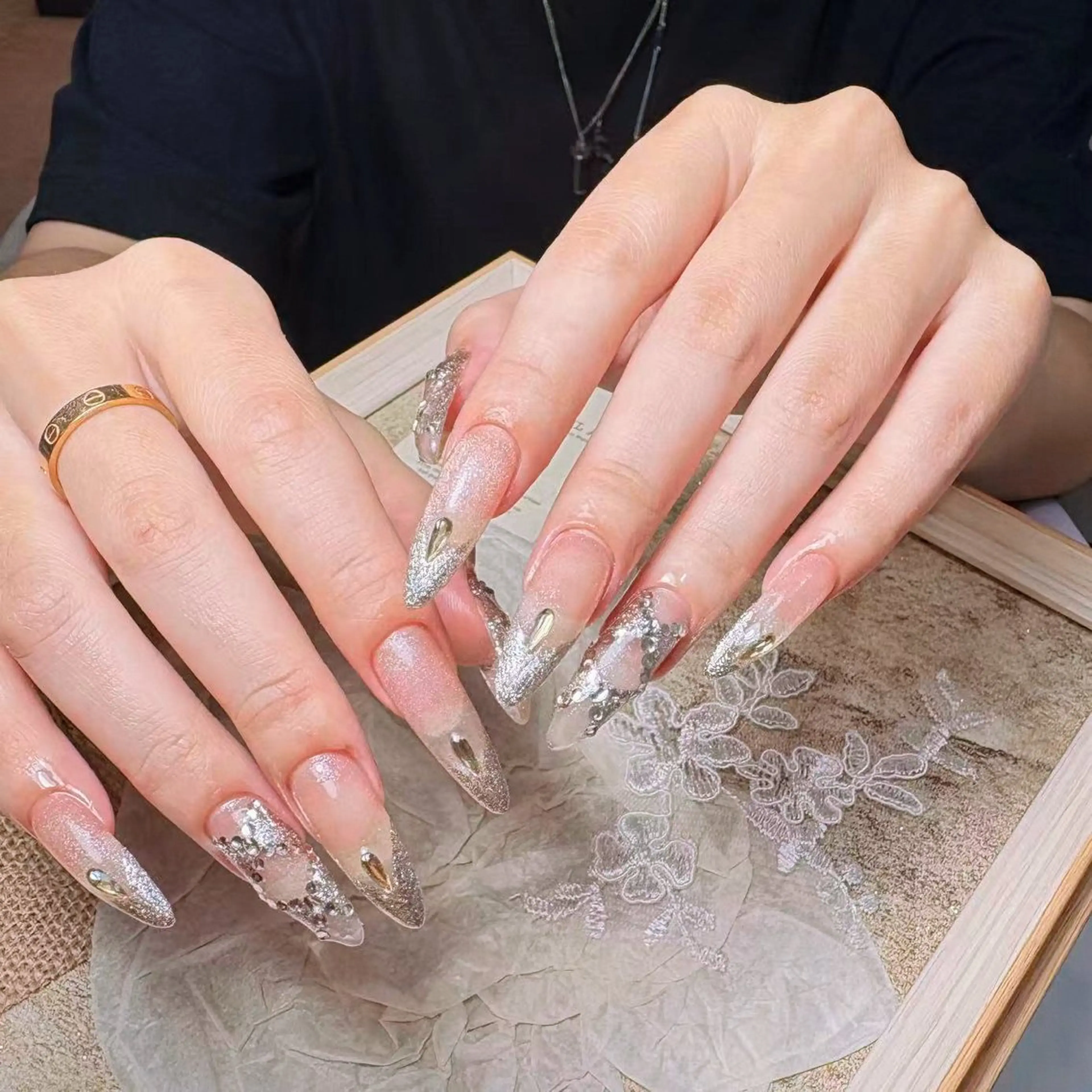 ネイル ハンドネイル フットネイル ハンドケア AngelChris ビューティーサロンのネイルデザイン