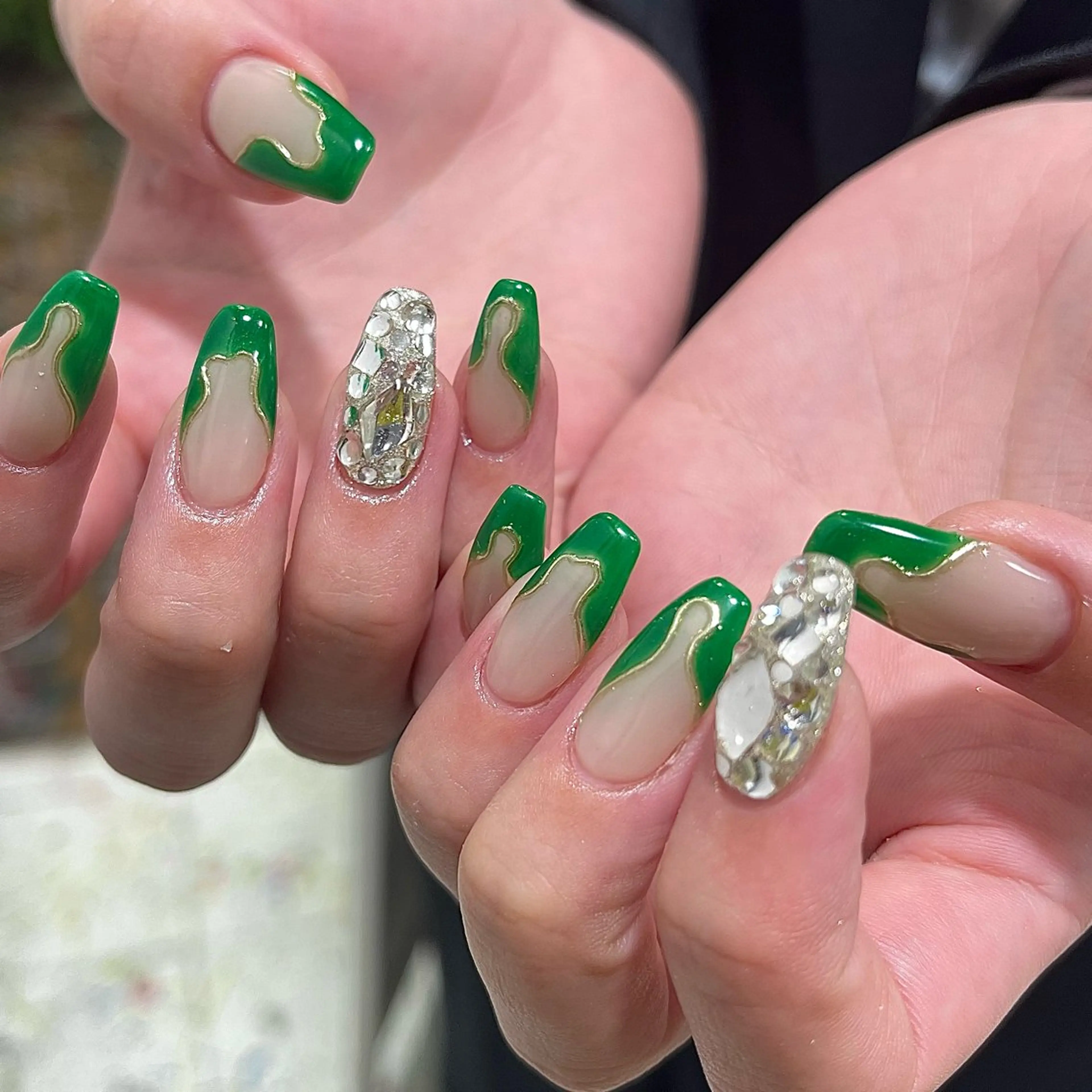 ネイル フレンチネイル グリーン キラキラネイル ラメ(グリッター) ミラーネイル ハンドネイル para ☀︎ sol by BECK所属・Para Sol nail　Maoのネイルデザイン