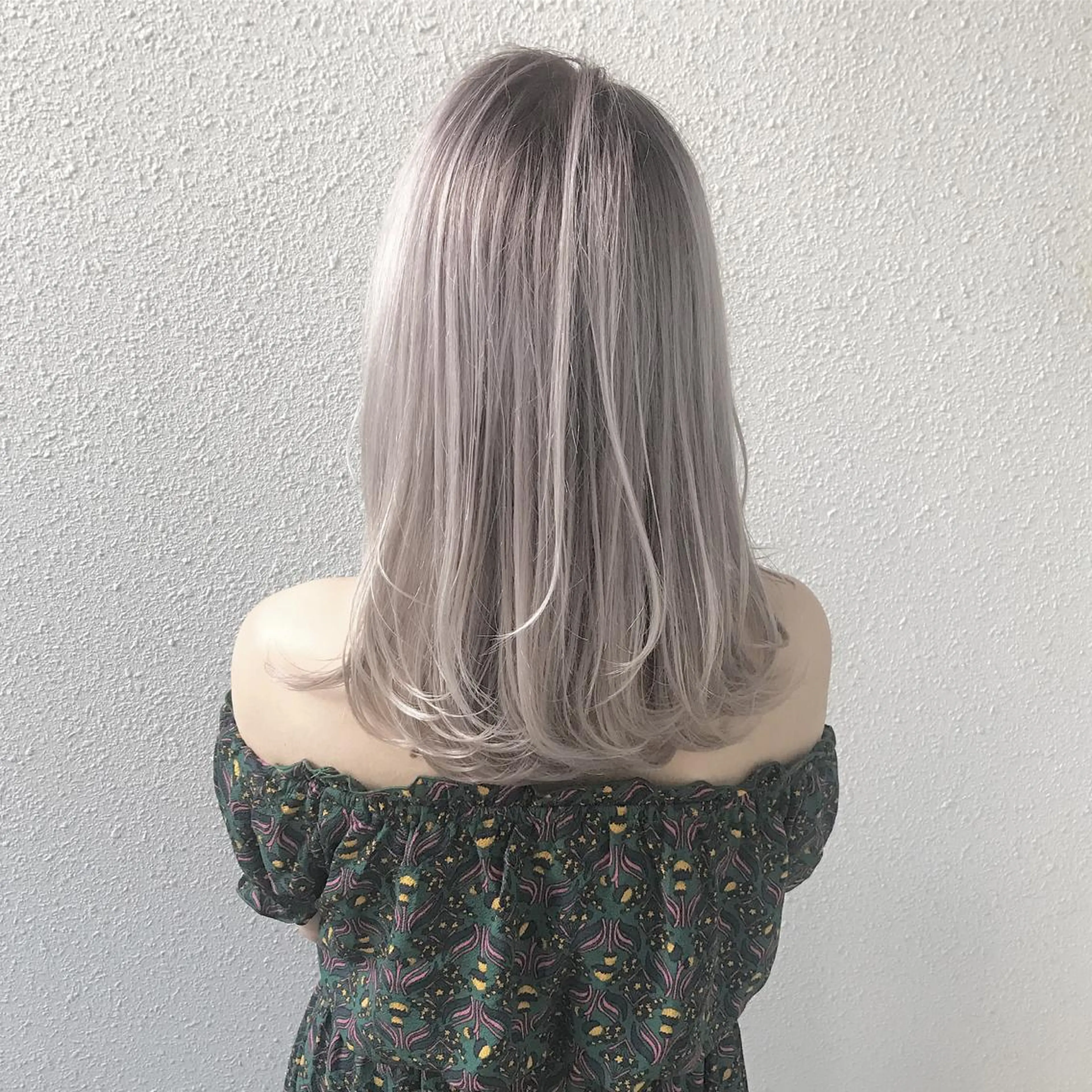 セミロング カラー ブリーチ バイオレットカラー トリートメント CHERIEブリーチ ダブルカラー 天神のヘアスタイル