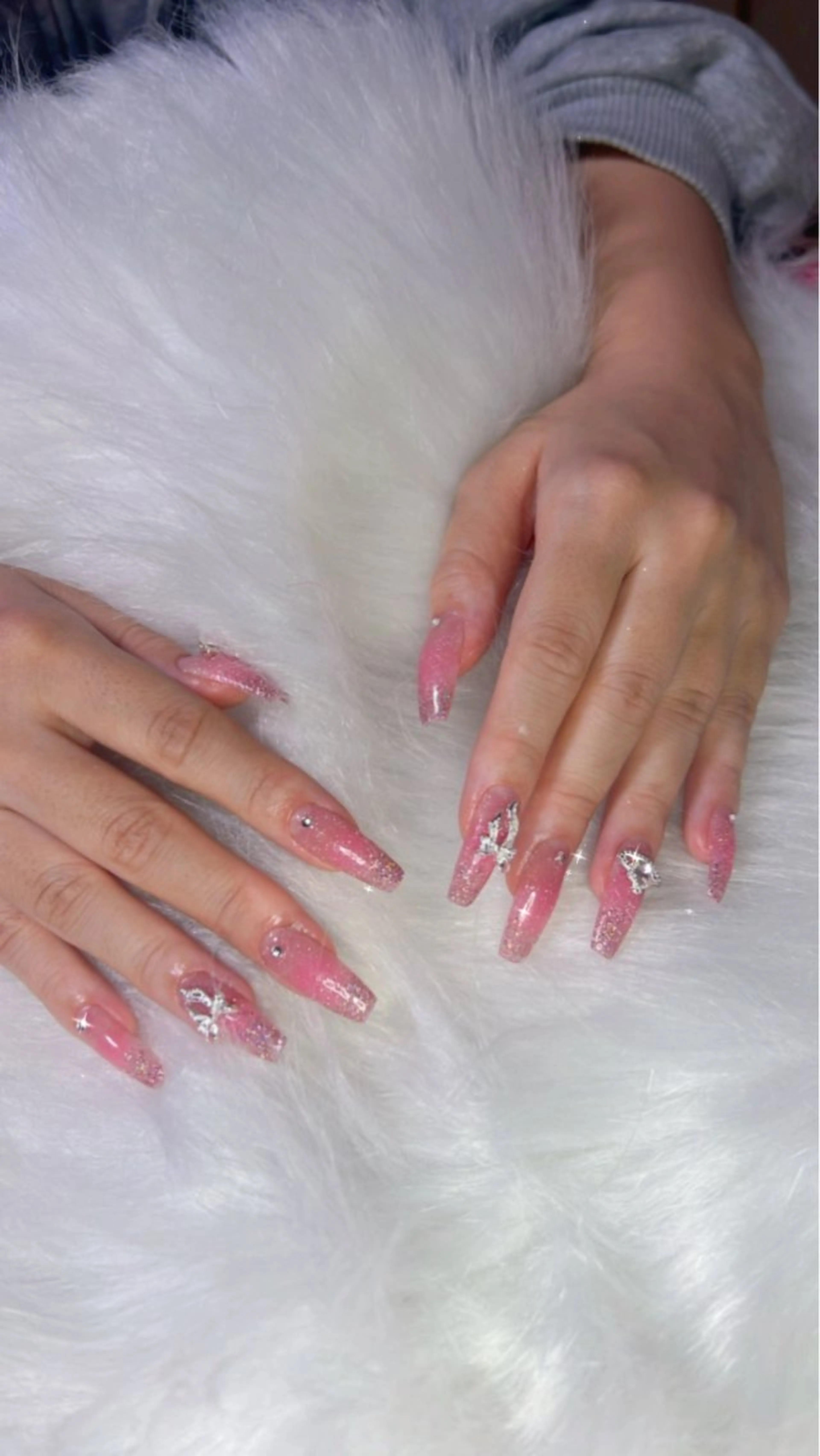 ネイル チークネイル ゴージャス グラデーション ラメ(グリッター) ラメグラデーション ハンドネイル OPHELIA 𓃛のネイルデザイン