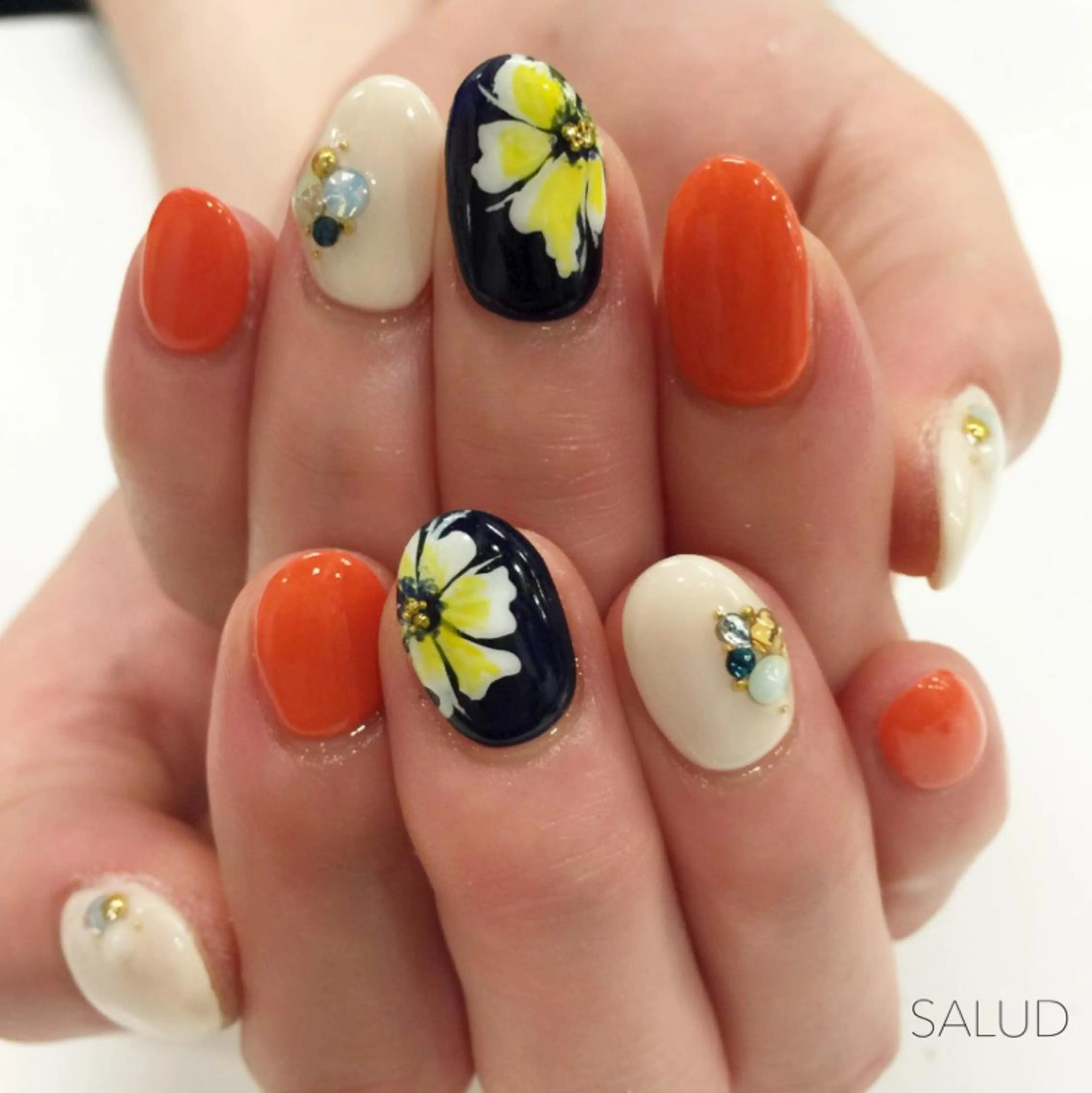 ショート ネイル ハンドネイル Nail Salon SALUDのネイルデザイン