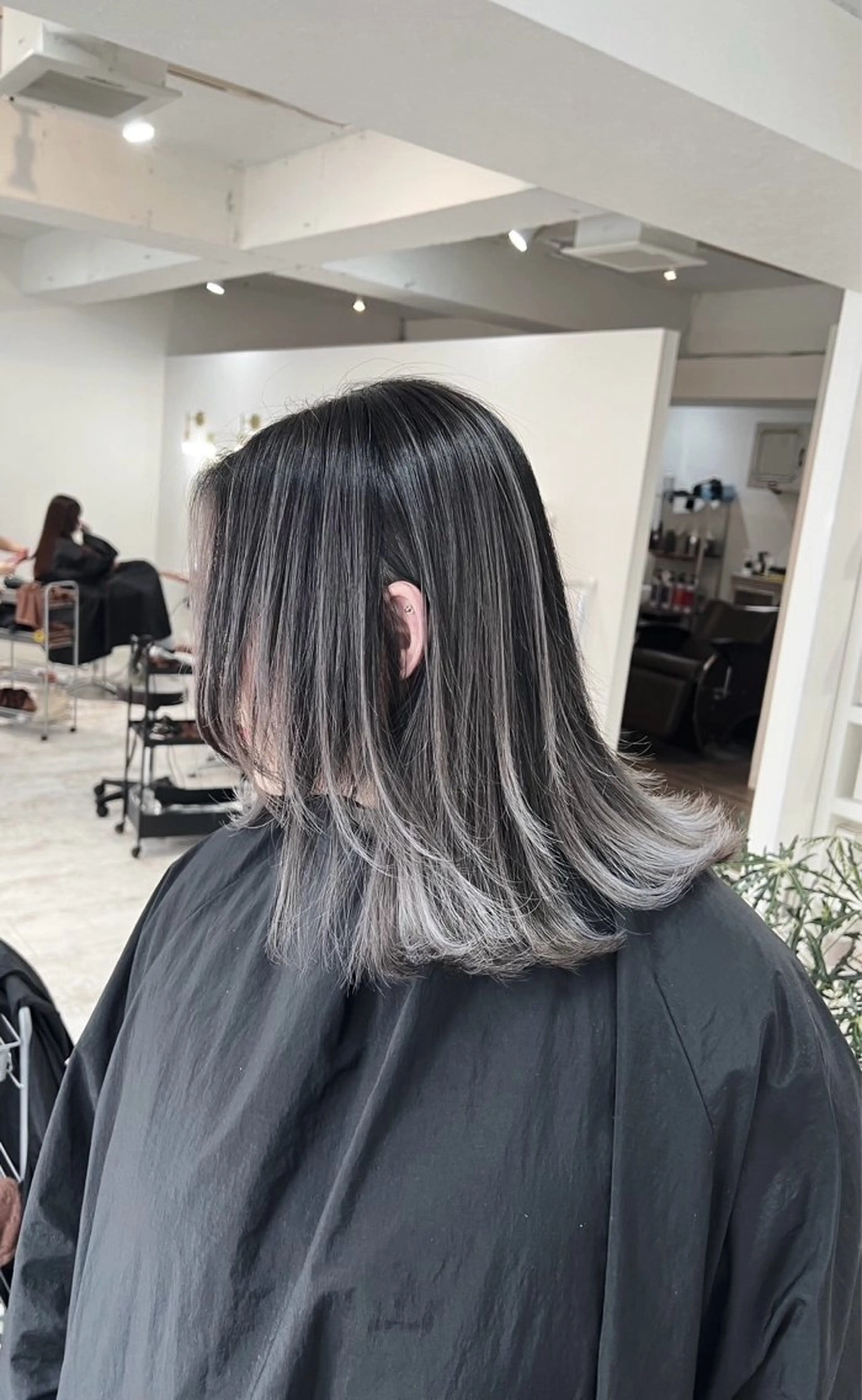 ミディアム カラー バレイヤージュ シルバー レイヤーカット カット ヘアカラー トリートメント ROBIN所属・指名数No.1 /NAOYAのヘアスタイル