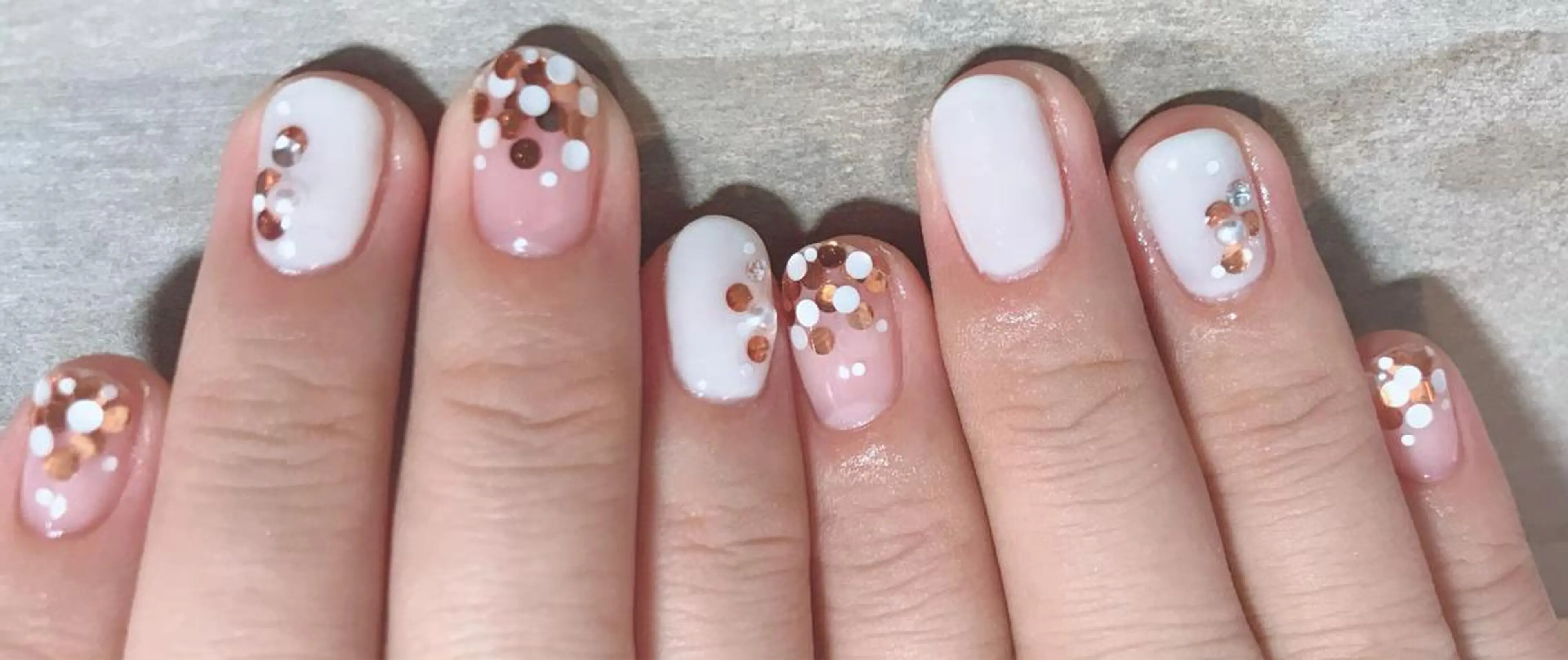 ショート ネイル ホログラムネイル ネイルスタジオ シェイクユアハンズのネイルデザイン