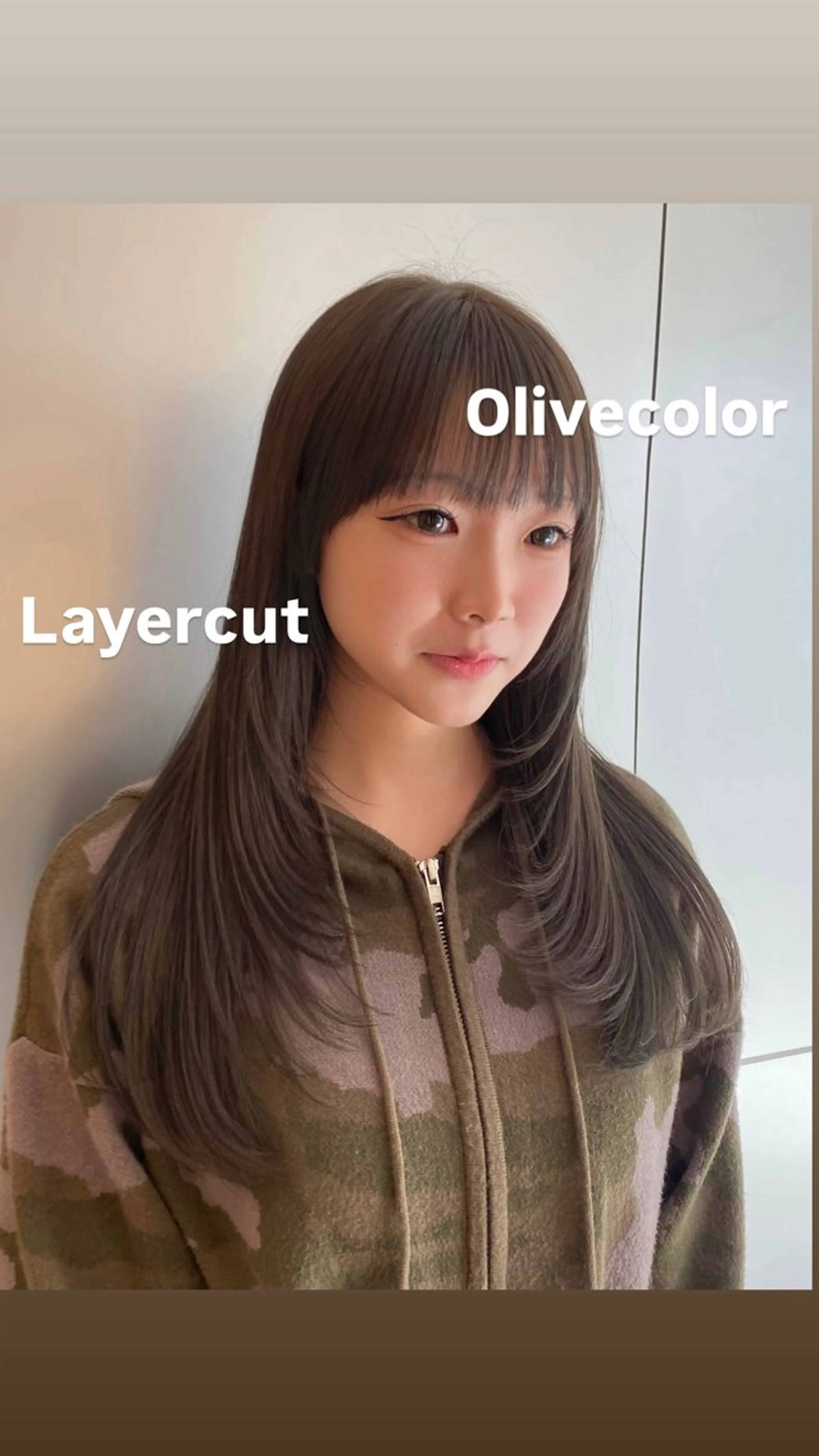 ロング カラー ヘアアレンジ ロングレイヤー アッシュ オリーブアッシュ レイヤーカット ロング カット ヘアカラー 顔周り小顔カット ×ブリーチなしカラーのヘアスタイル