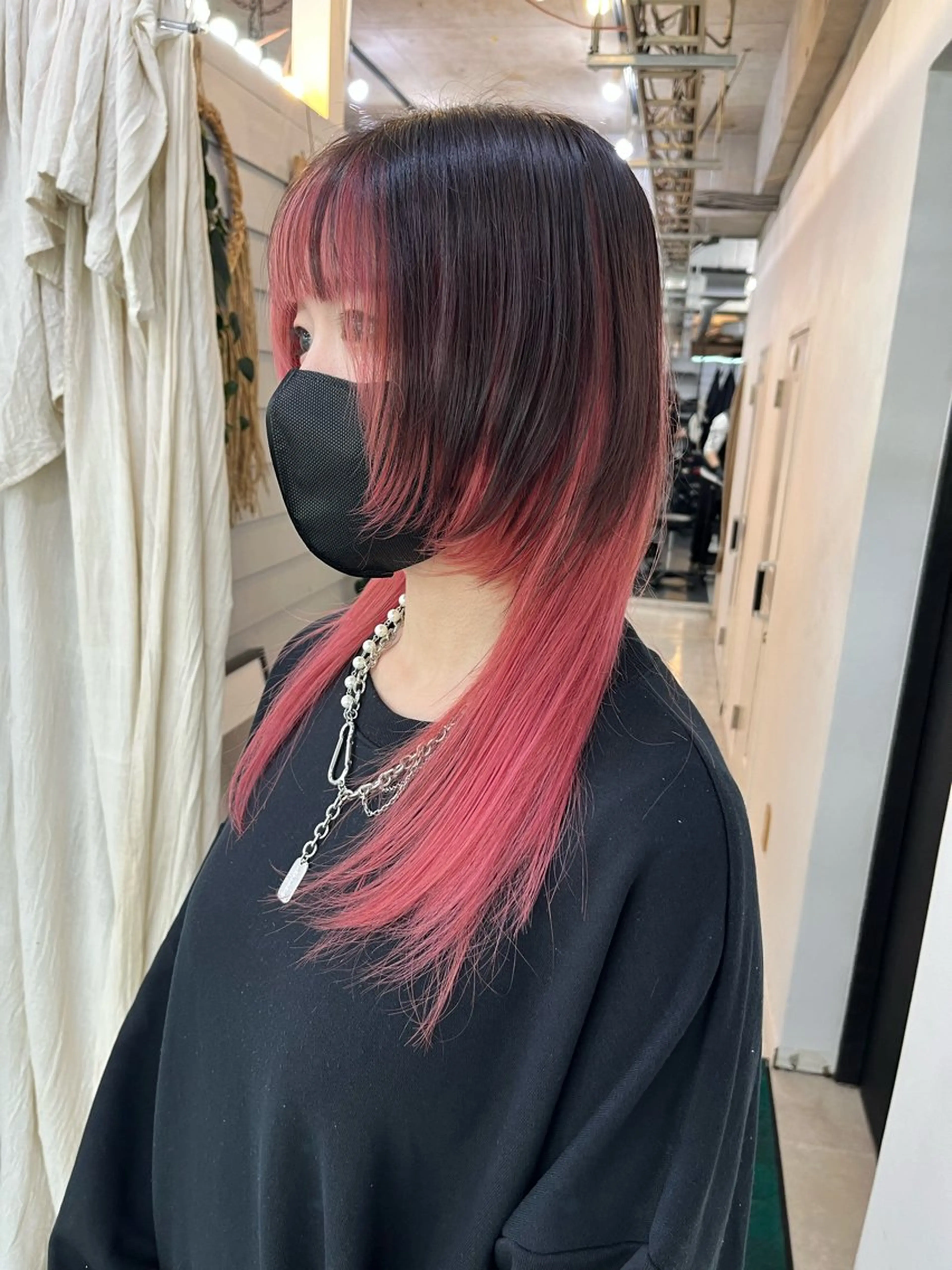 セミロング カラー ハイトーンカラー ピンクカラー ウルフカット 柔らかいヘアカラー 大成のヘアスタイル