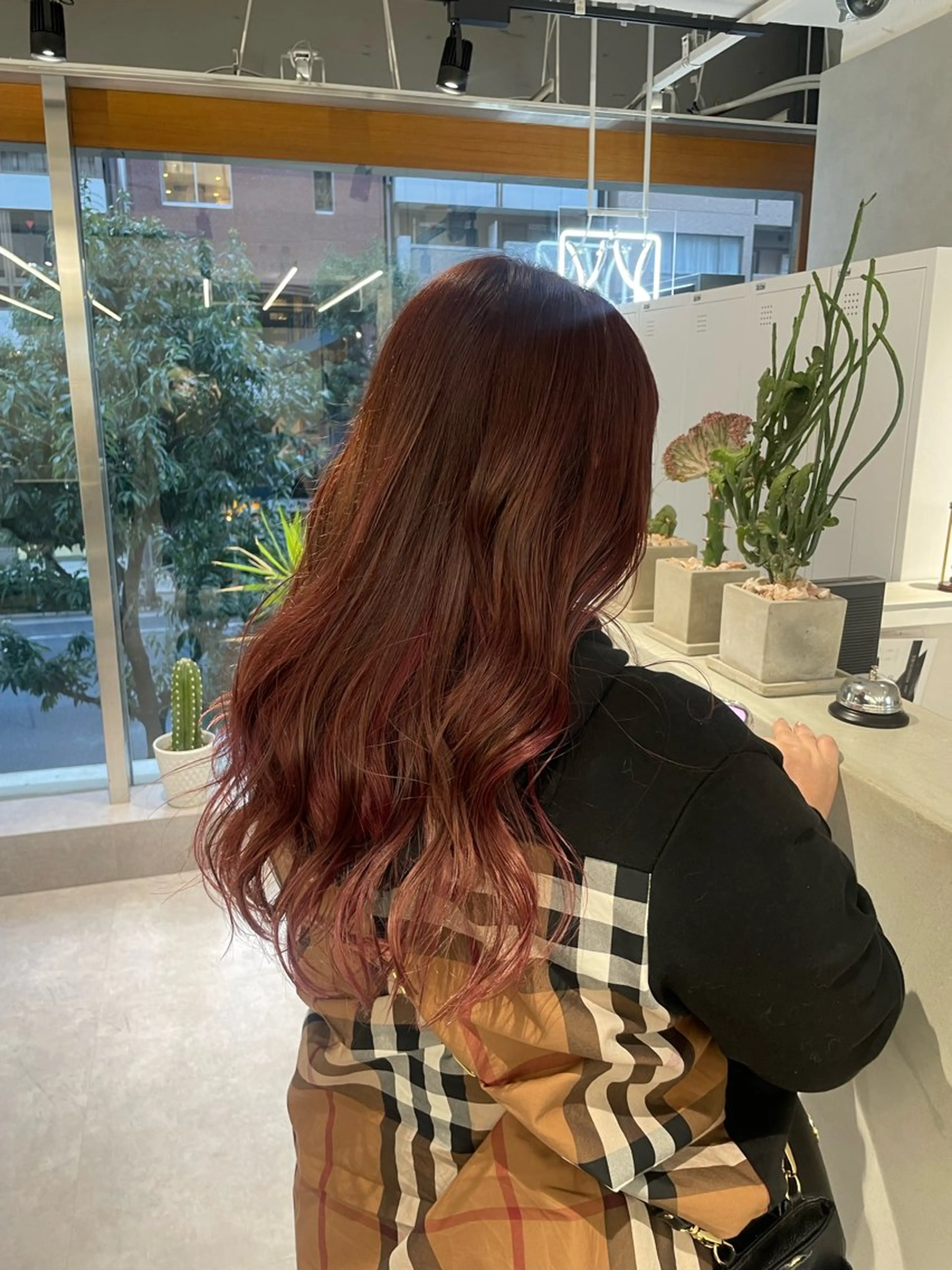 ロング ヘアカラー 韓国レイヤー➰北田 陸斗➰コテ巻きパーマのヘアスタイル