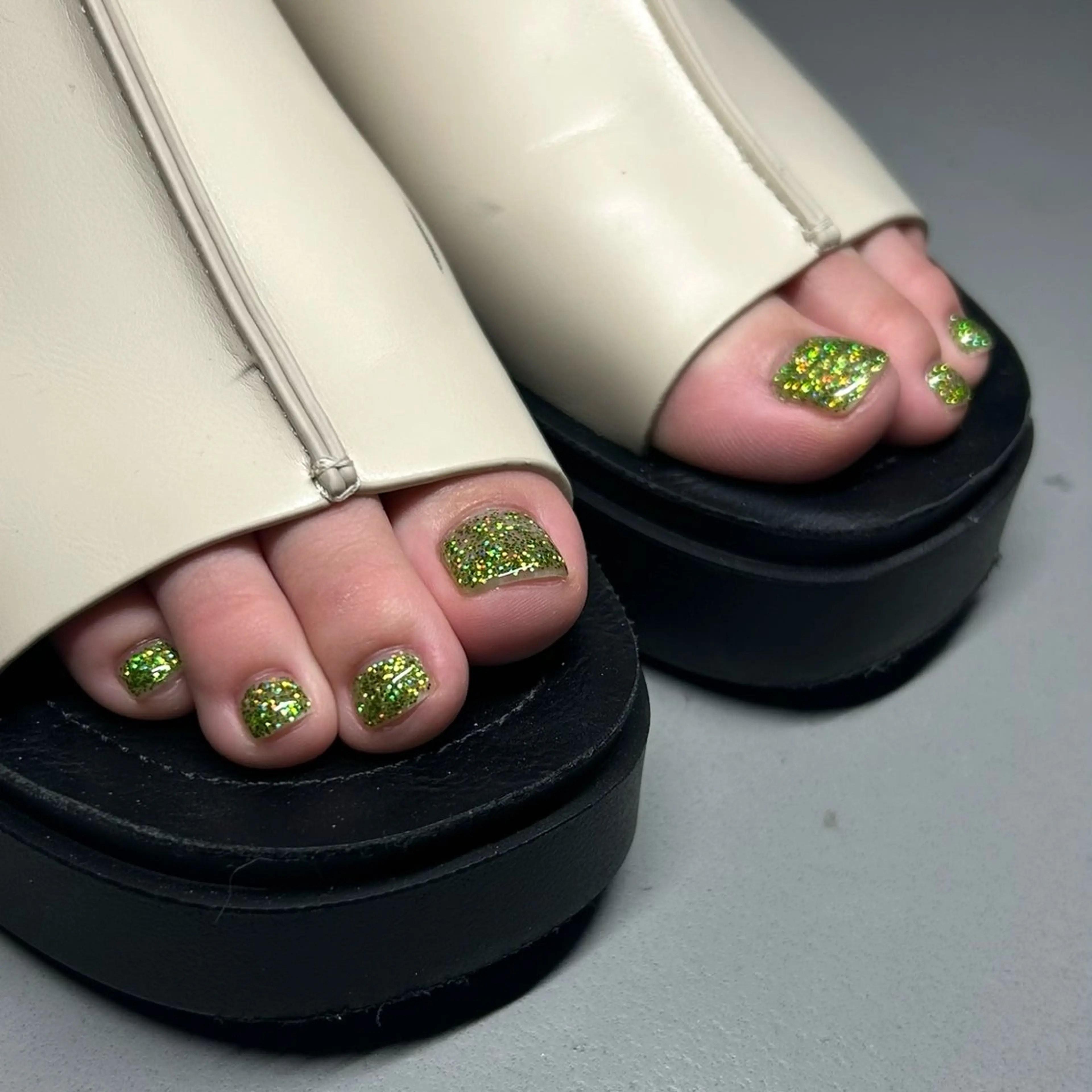 ネイル フットネイル ワンカラーネイル フットネイル née高橋 梨菜のネイルデザイン