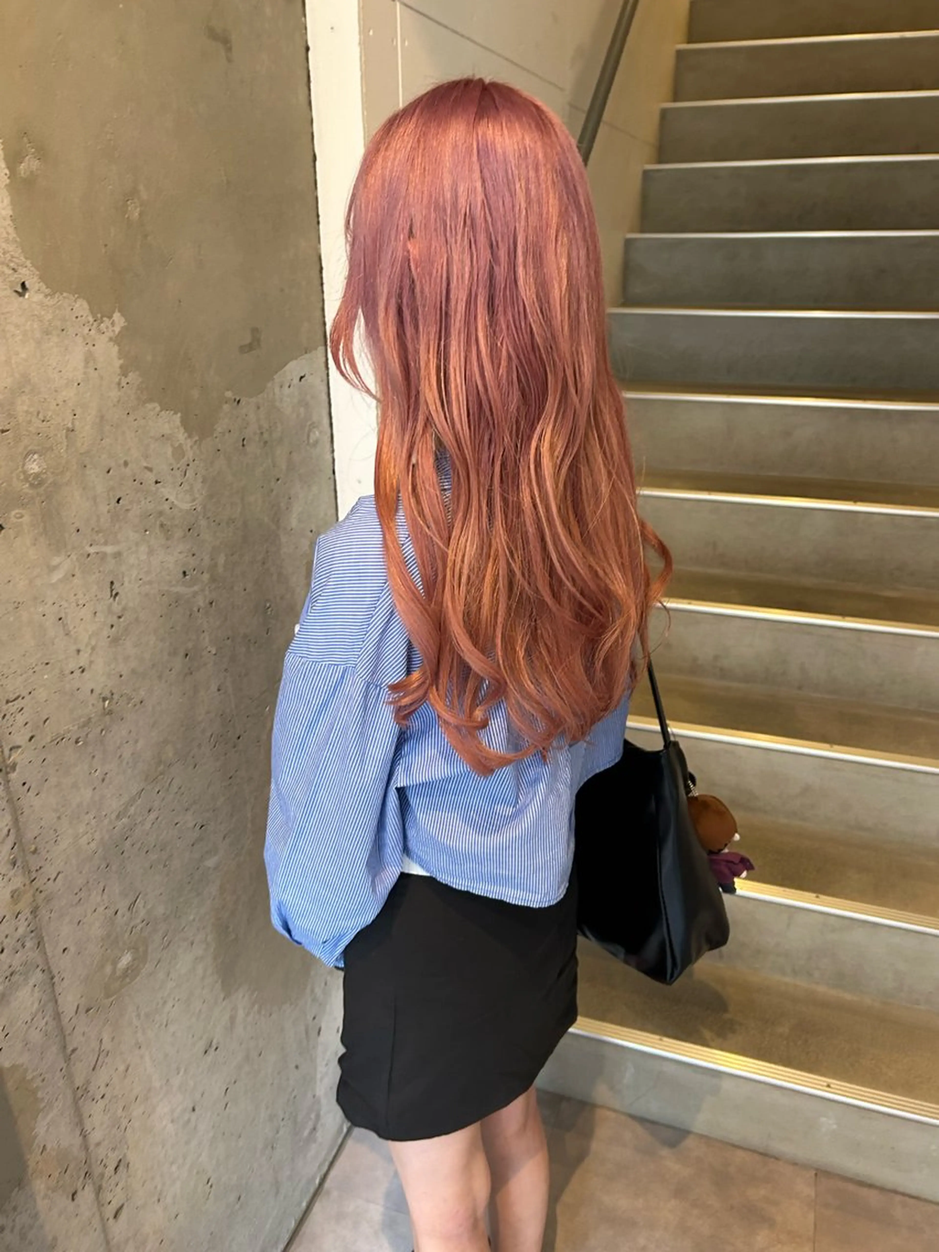 ミディアム カラー ベージュカラー ピンクカラー ピンクベージュ ヘアカラー トリートメント AILEE所属・ウルフカット レイヤーカット上柿のヘアスタイル