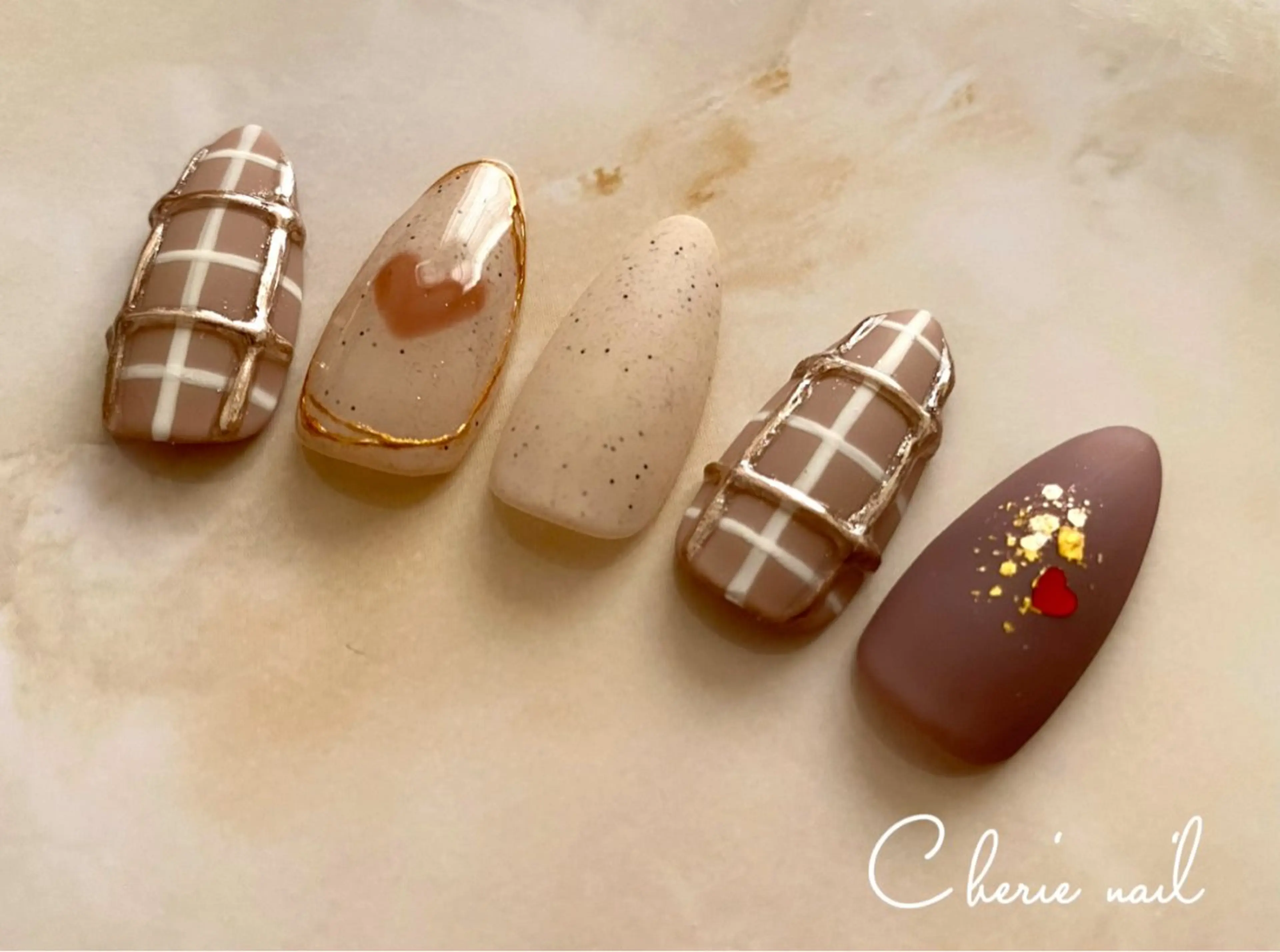 ネイル ブラウン ジェルネイル ハート ミラーネイル バレンタイン ハンドネイル Cherienail yunaのネイルデザイン