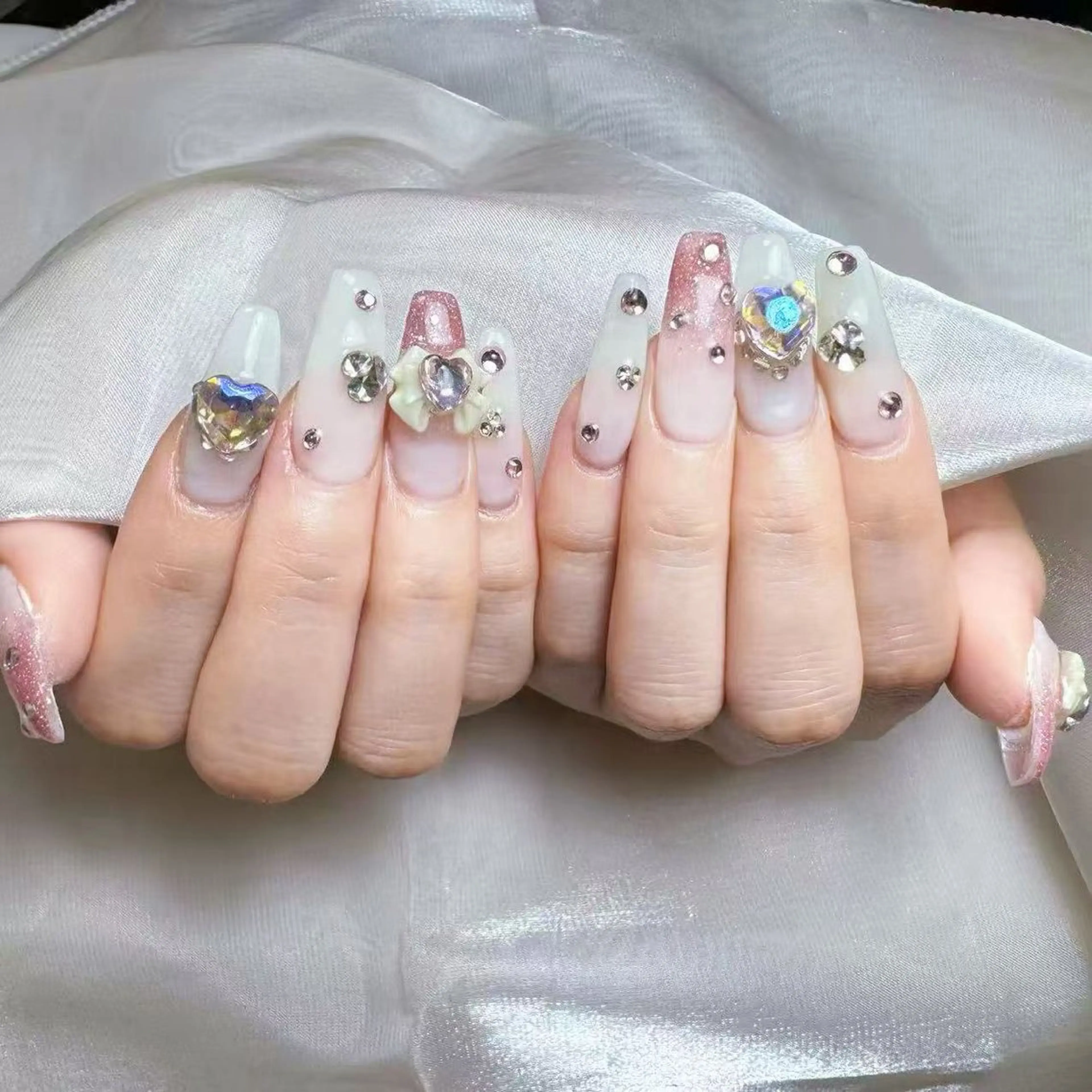 ネイル アートネイル オーロラネイル キラキラネイル 韓国ネイル マグネットネイル ハンドネイル ハンドケア DIAMOND 💞のネイルデザイン