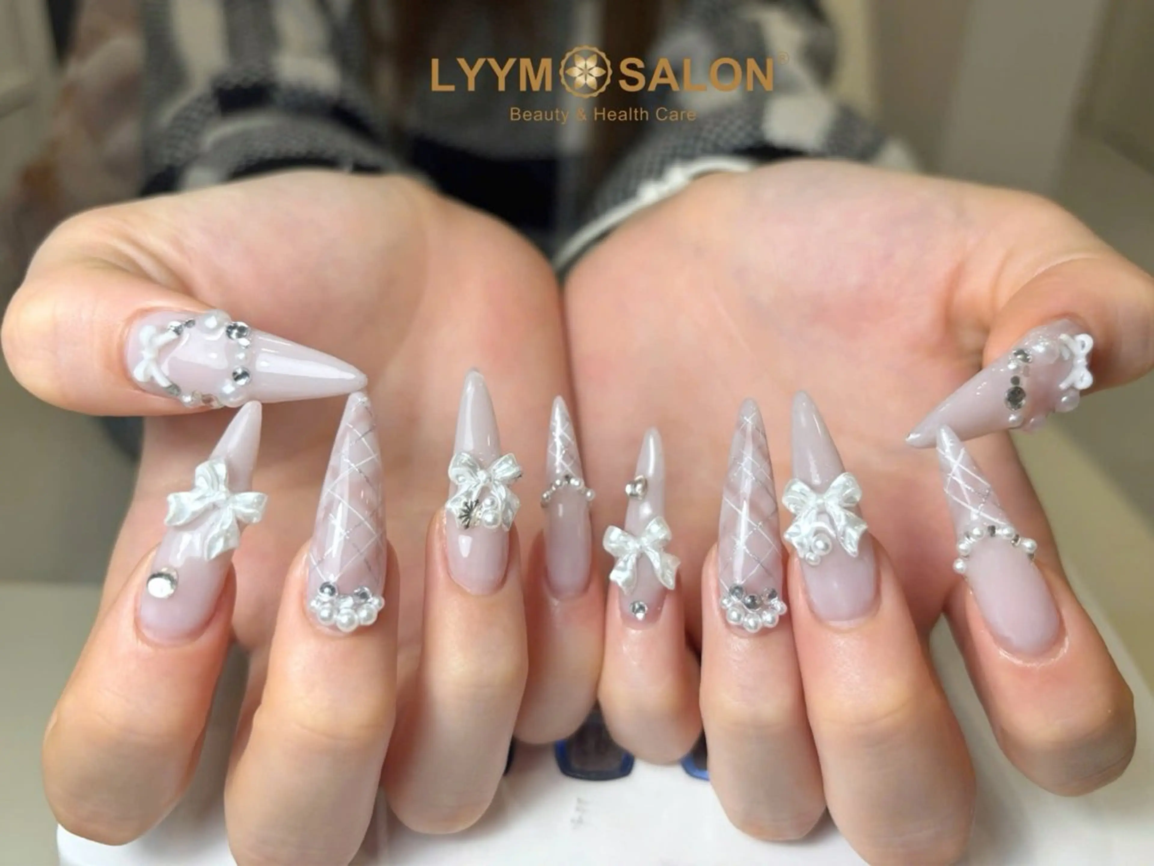 ネイル リボン ブライダルネイル ホワイト ハンドネイル LYYM Salonのネイルデザイン