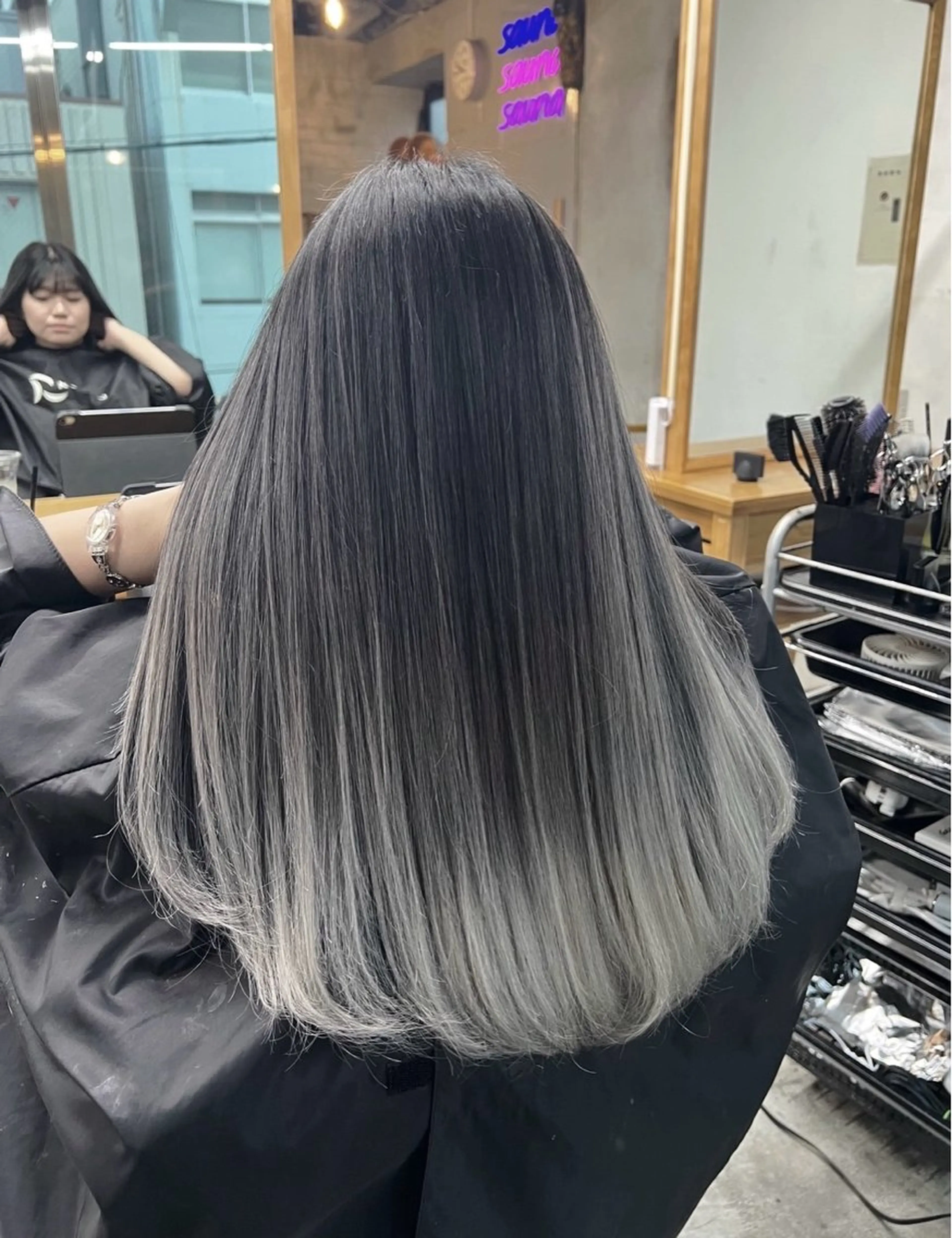 ロング カラー バレイヤージュ シルバー ホワイトシルバー レイヤーカット ヘアカラー トリートメント ROBIN所属・指名数No.1 /NAOYAのヘアスタイル