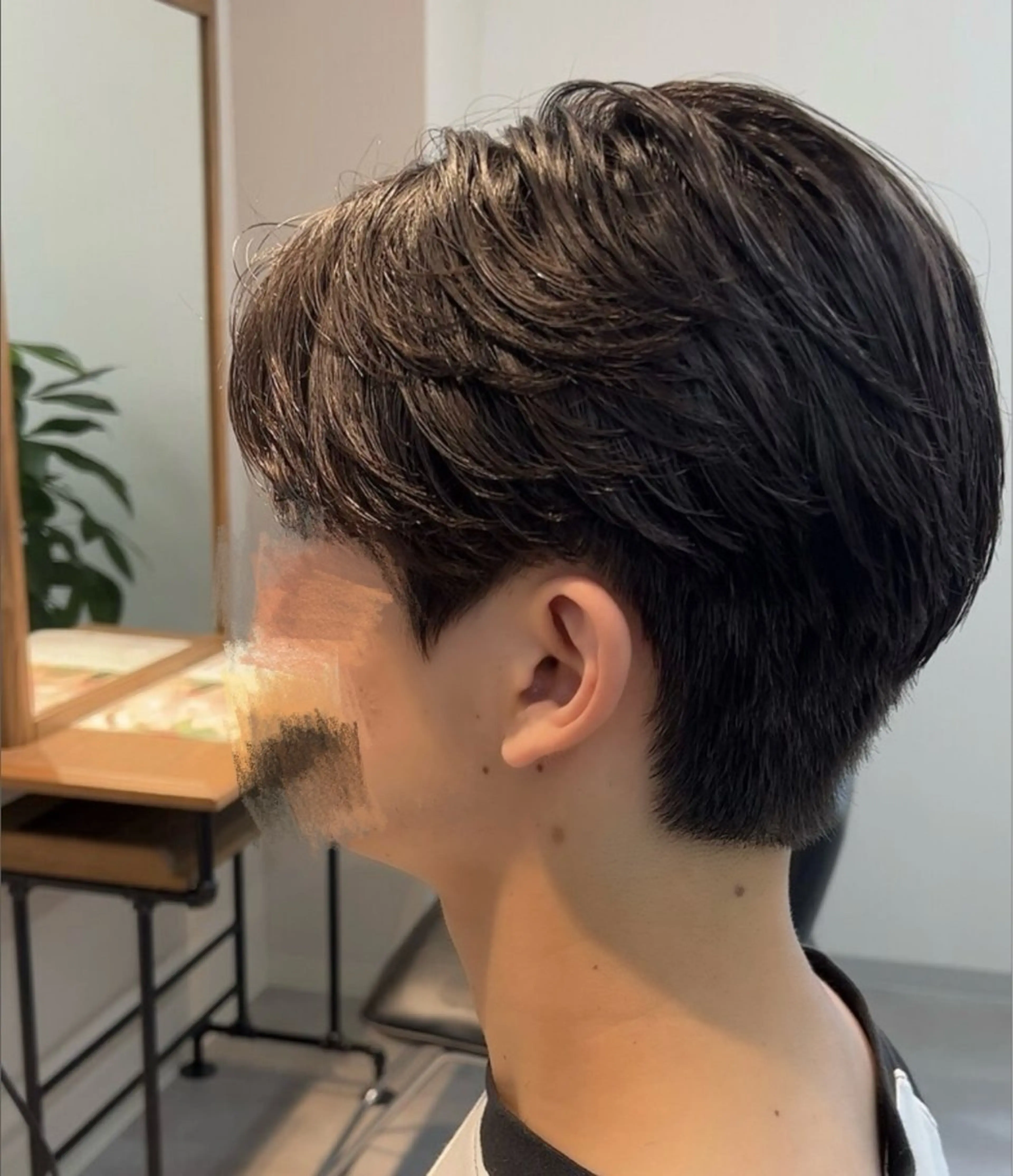 メンズ センターパート ダウンパーマ フェザーパーマ メンズ韓国風 メンズパーマ カット パーマ 韓国スタイル特化 ニュアンスパーマ下田のヘアスタイル