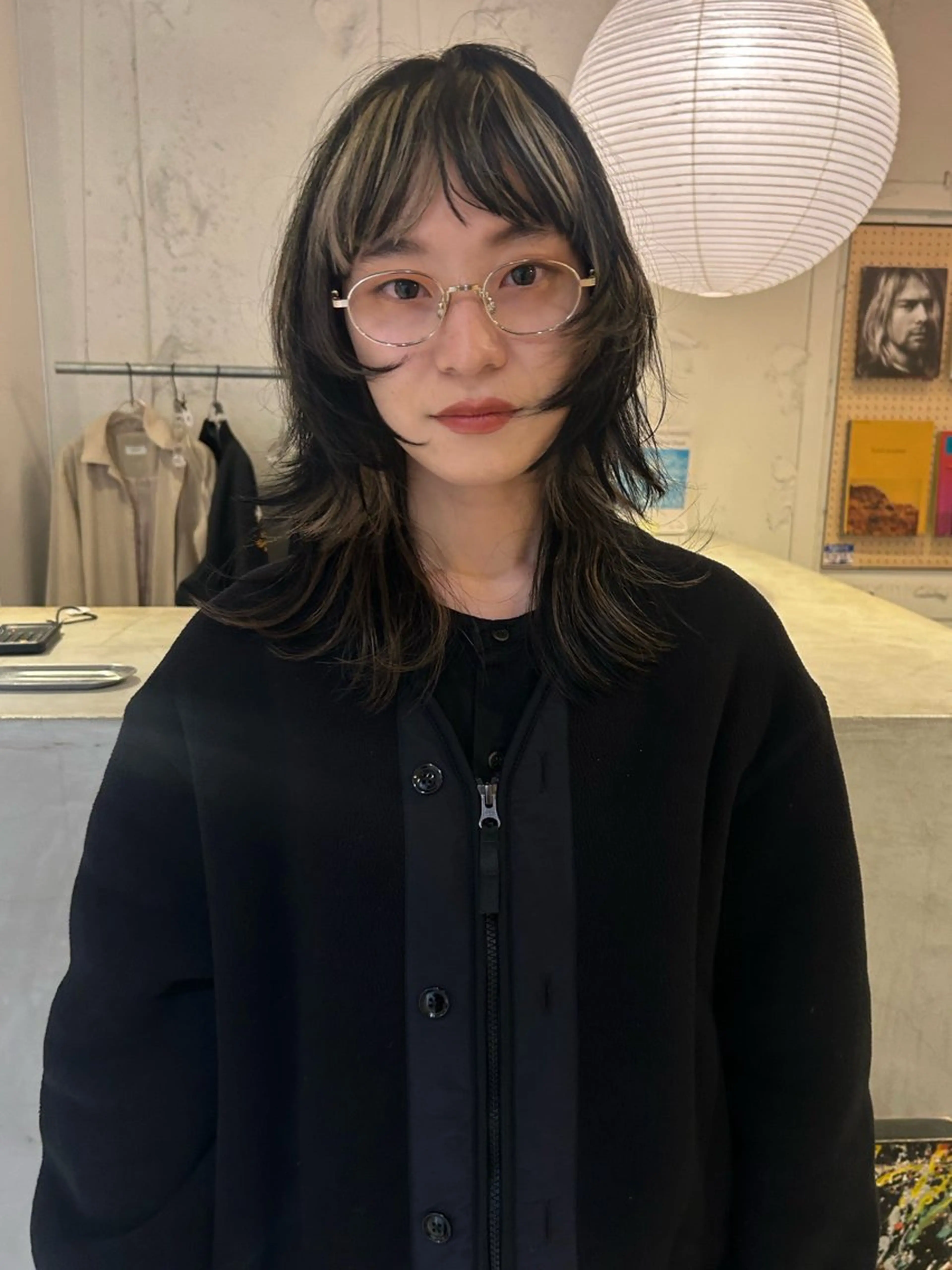 セミロング カラー ハイライトカラー ハイライト レイヤーカット ウルフカット カット ヘアカラー トリートメント Loom.所属・村上雅人 ナチュラルモードのヘアスタイル