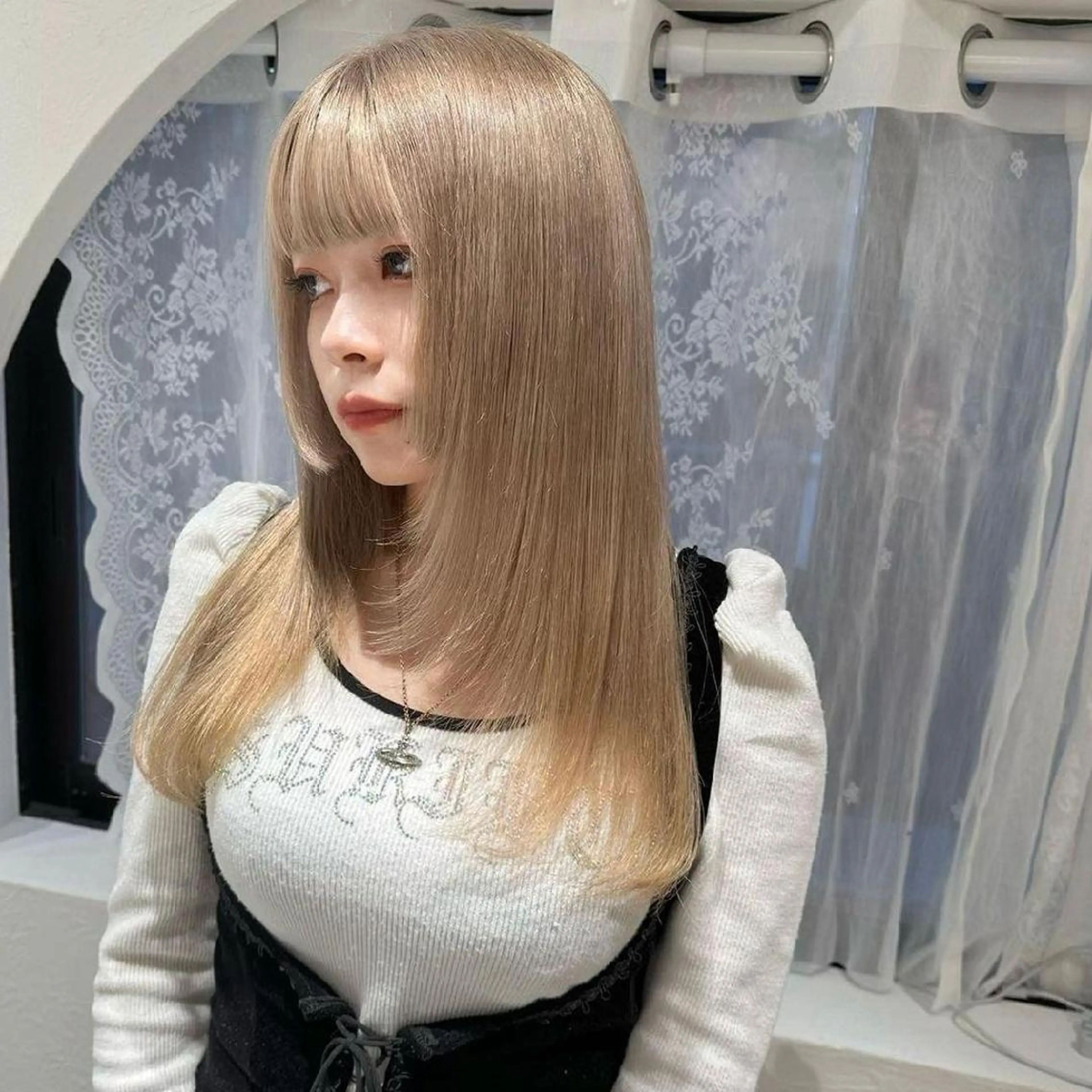 セミロング カラー ベージュカラー ハイトーンカラー ミルクティーベージュ ORIKA 美容室のヘアスタイル