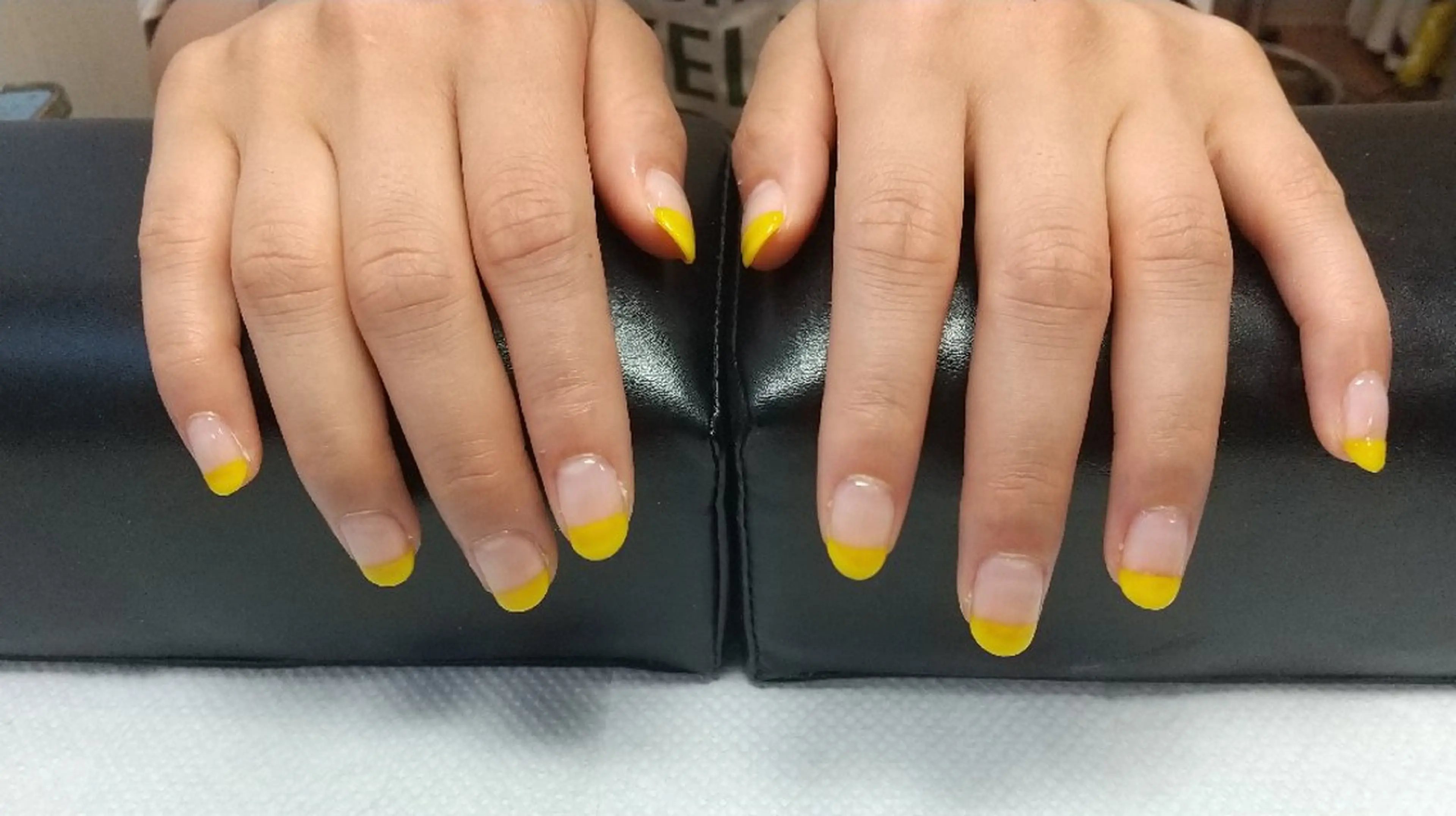 ネイル フレンチネイル 黄色 Eyelash Nailsalon ales鶴川店所属・M Moritaのネイルデザイン