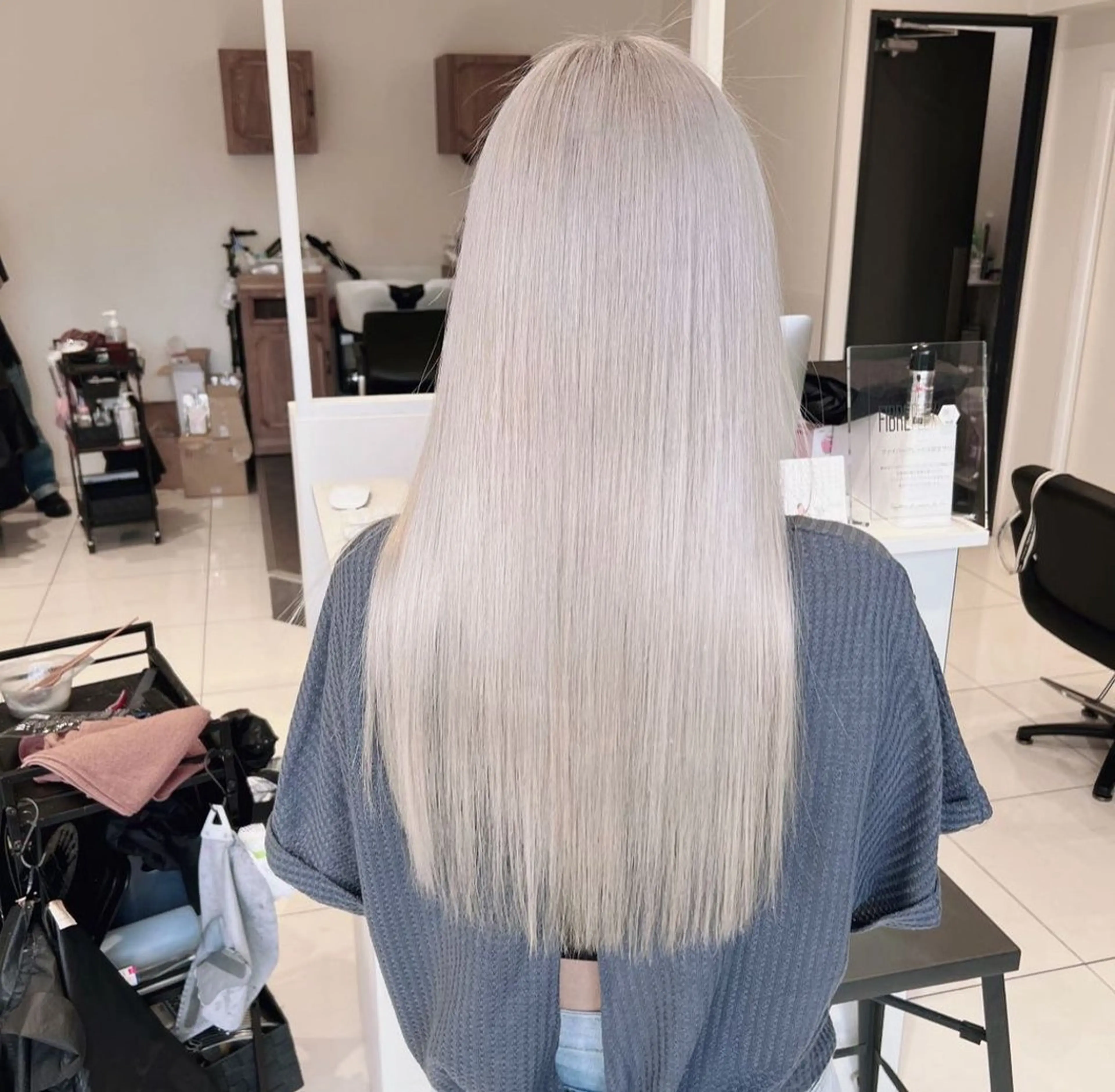 ロング カラー ブリーチ ケアブリーチ カット ヘアカラー オフホワイトアンドなんば所属・福西 洋斗のヘアスタイル