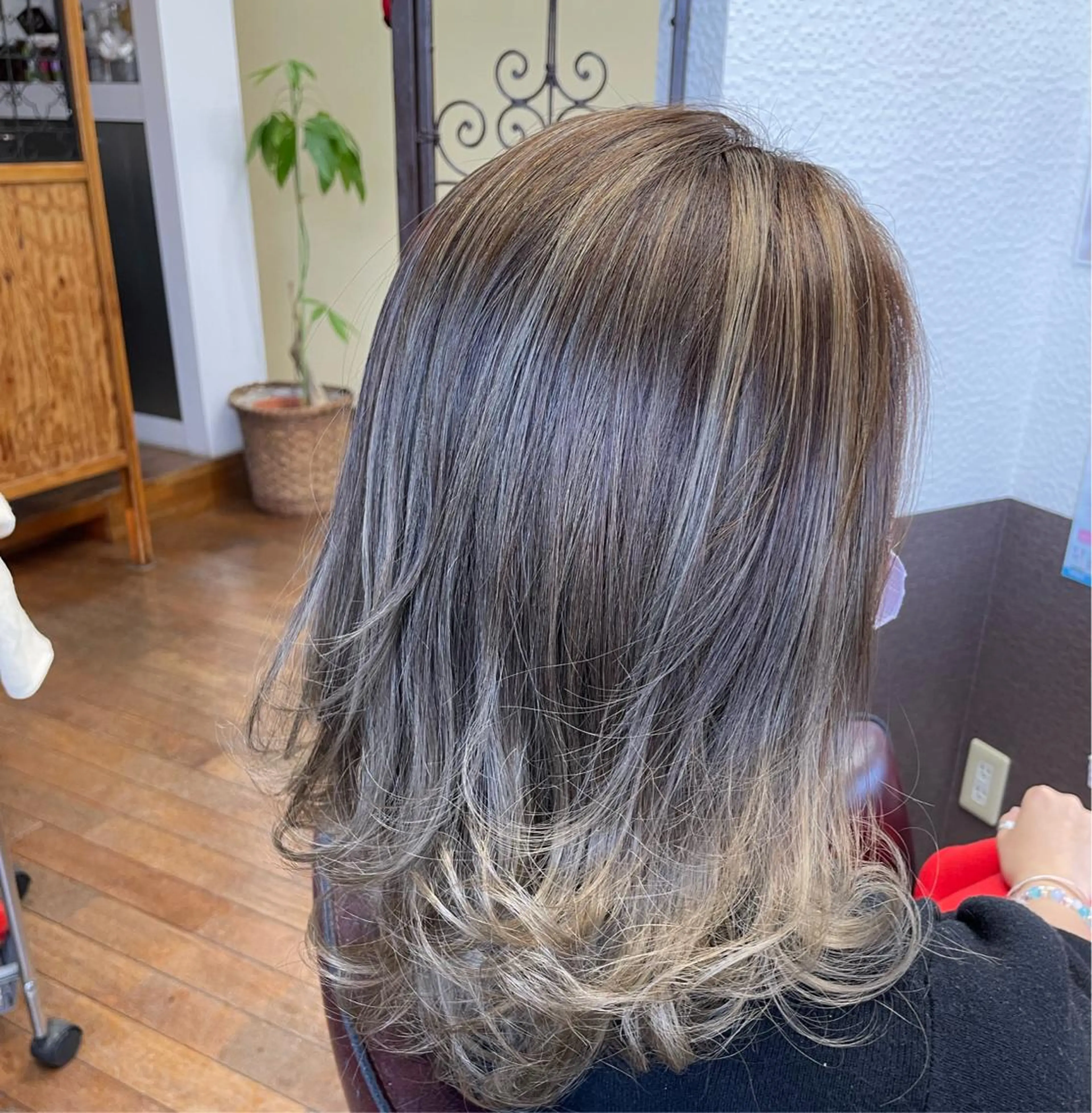 ミディアム カラー バレイヤージュ ミストバング ブリーチ 透明感カラー グラデーションカラー オーブヘア宇都宮店所属・大橋 綾子のヘアスタイル