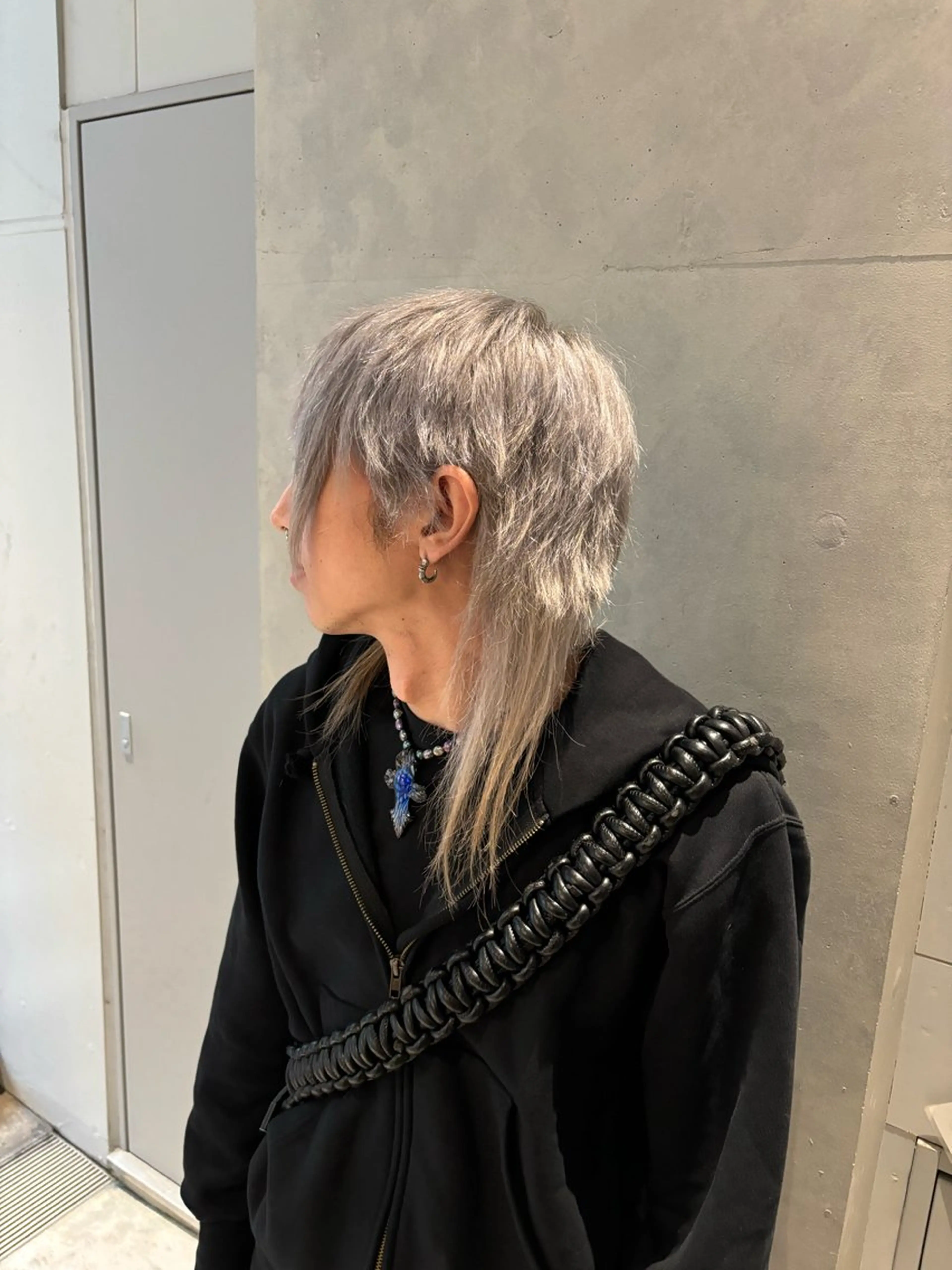 ショート カラー メンズ シルバー 落ちる黒 森崎雄斗のヘアスタイル