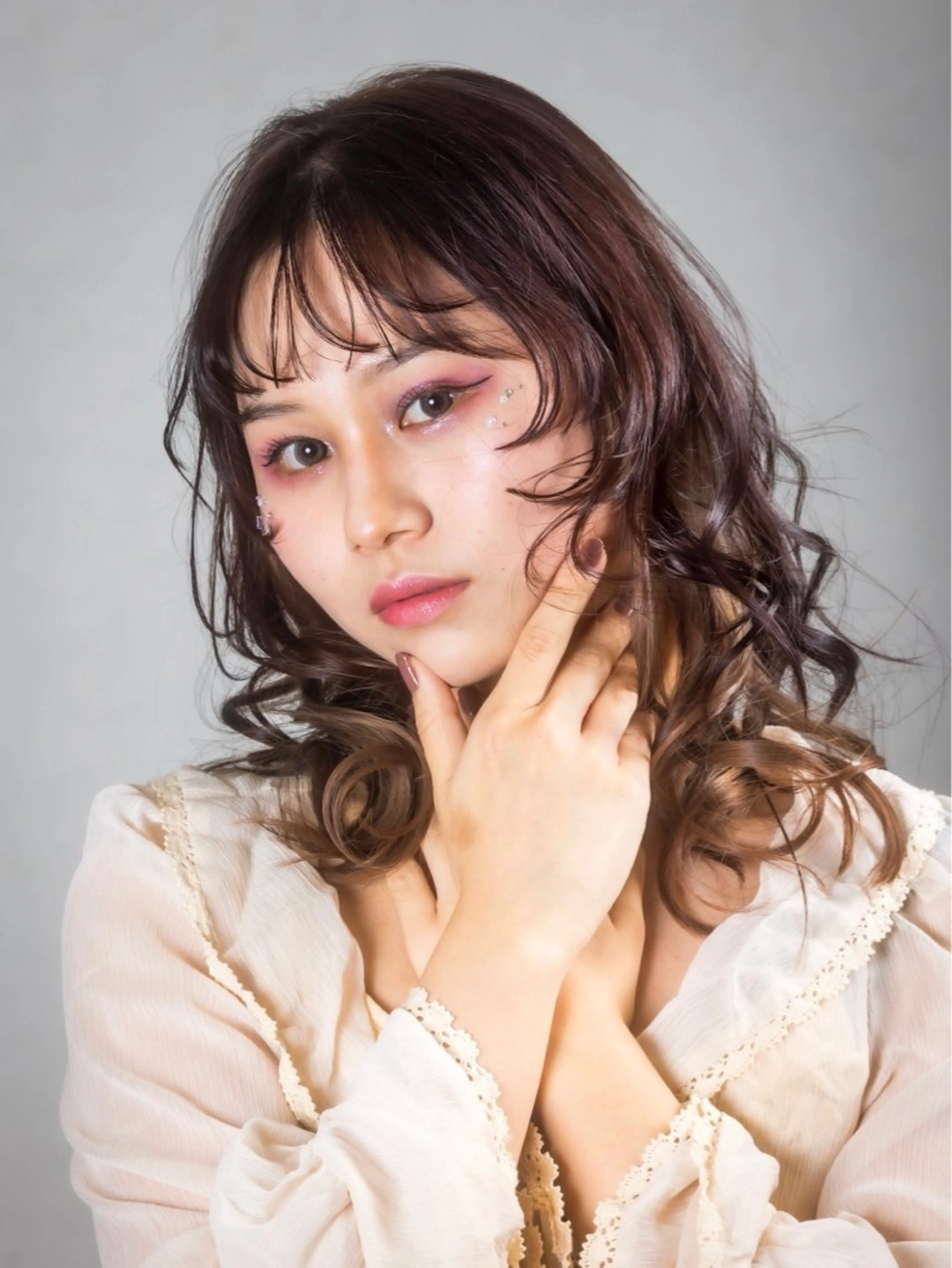 ミディアム カラー ベージュカラー ホワイトベージュ 顔周りカット レイヤーカット broaden by anon所属・瀧上 寧音のヘアスタイル