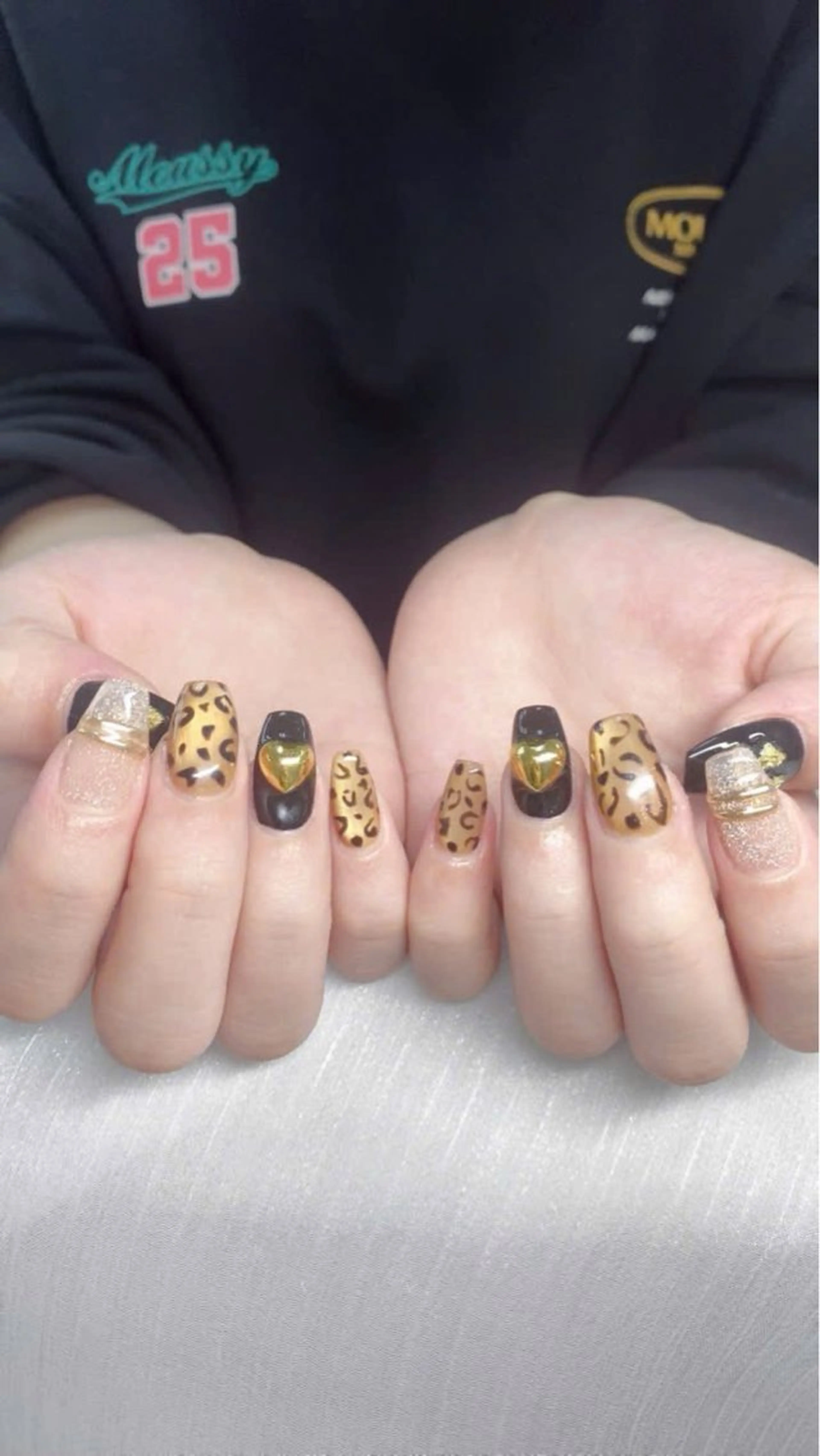 ネイル フレンチネイル グラデーション キラキラネイル 韓国ネイル マグネットネイル ハンドネイル ハンドケア Hara Nail 【パラジェル使用】のネイルデザイン