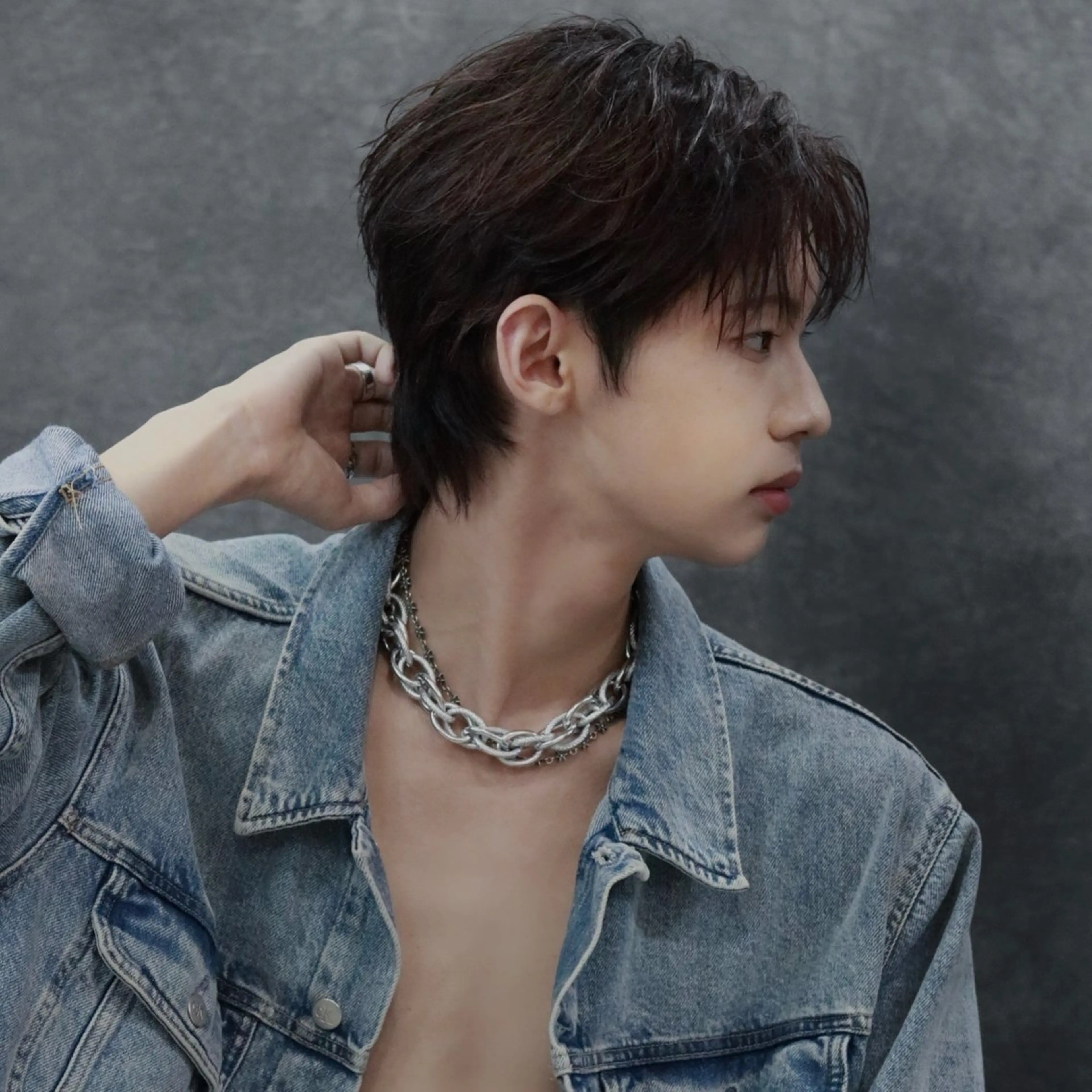 ショート メンズ メンズブリーチ センターパート ダウンパーマ メンズハイトーン メンズ韓国風 RACCOON.TOKYO 渋谷店所属・メンズカット特化🐺 ウルフ[店長]置塩祥のヘアスタイル