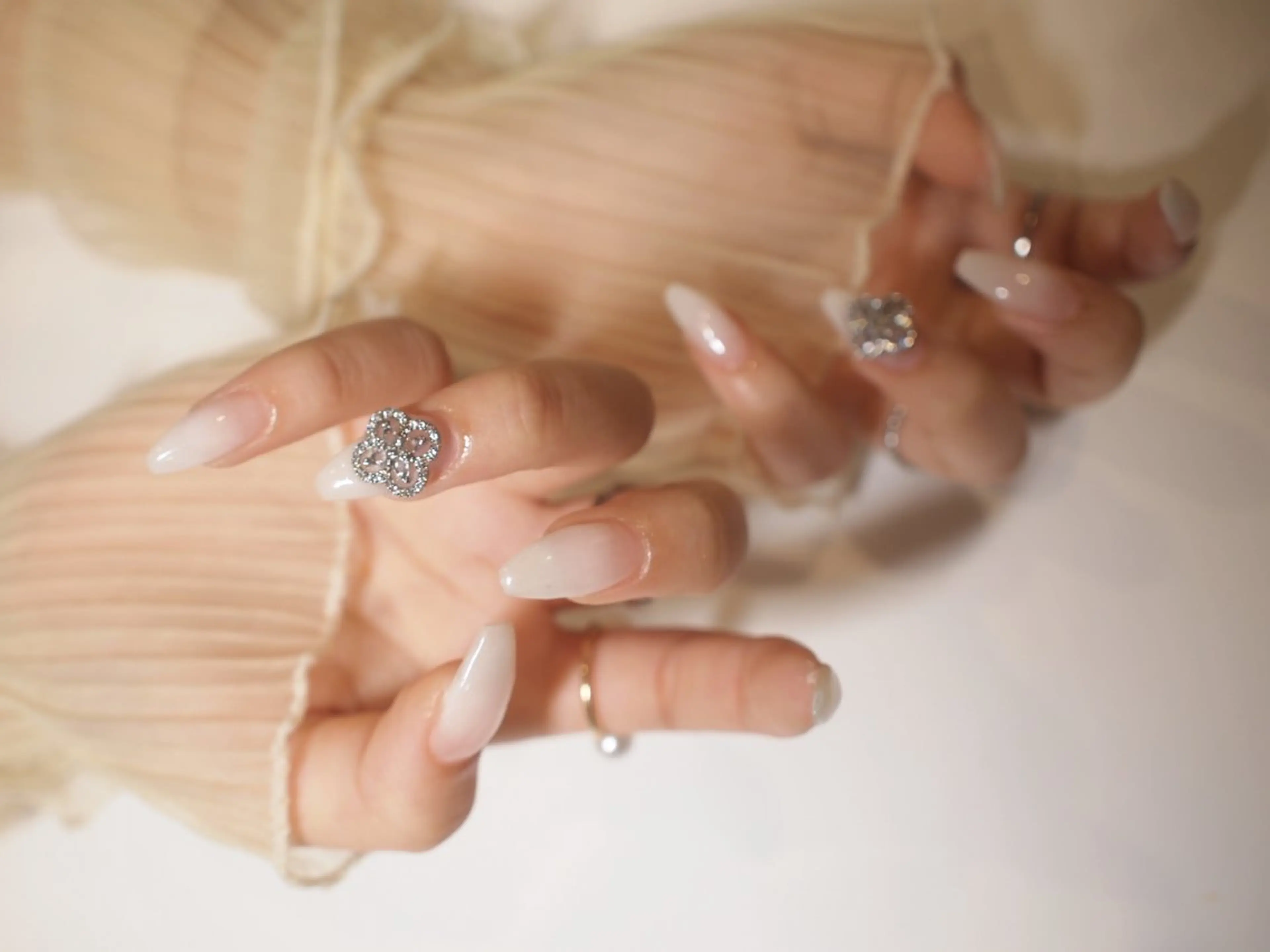 ネイル グラデーション ホワイト 【ＯＲＧＡＮ】 nailのネイルデザイン